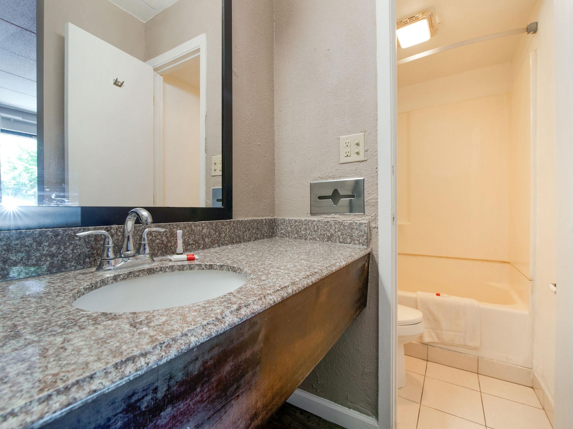 Equipamiento de Habitación Days Inn & Suites by Wyndham Indianapolis Airport East