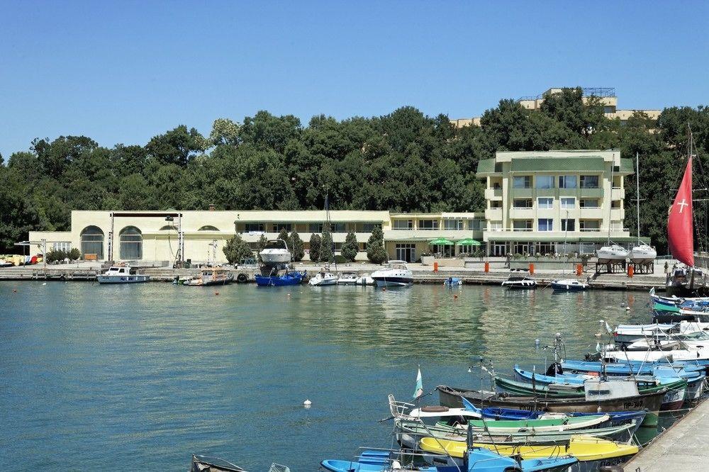 Хотел "Марина" by null