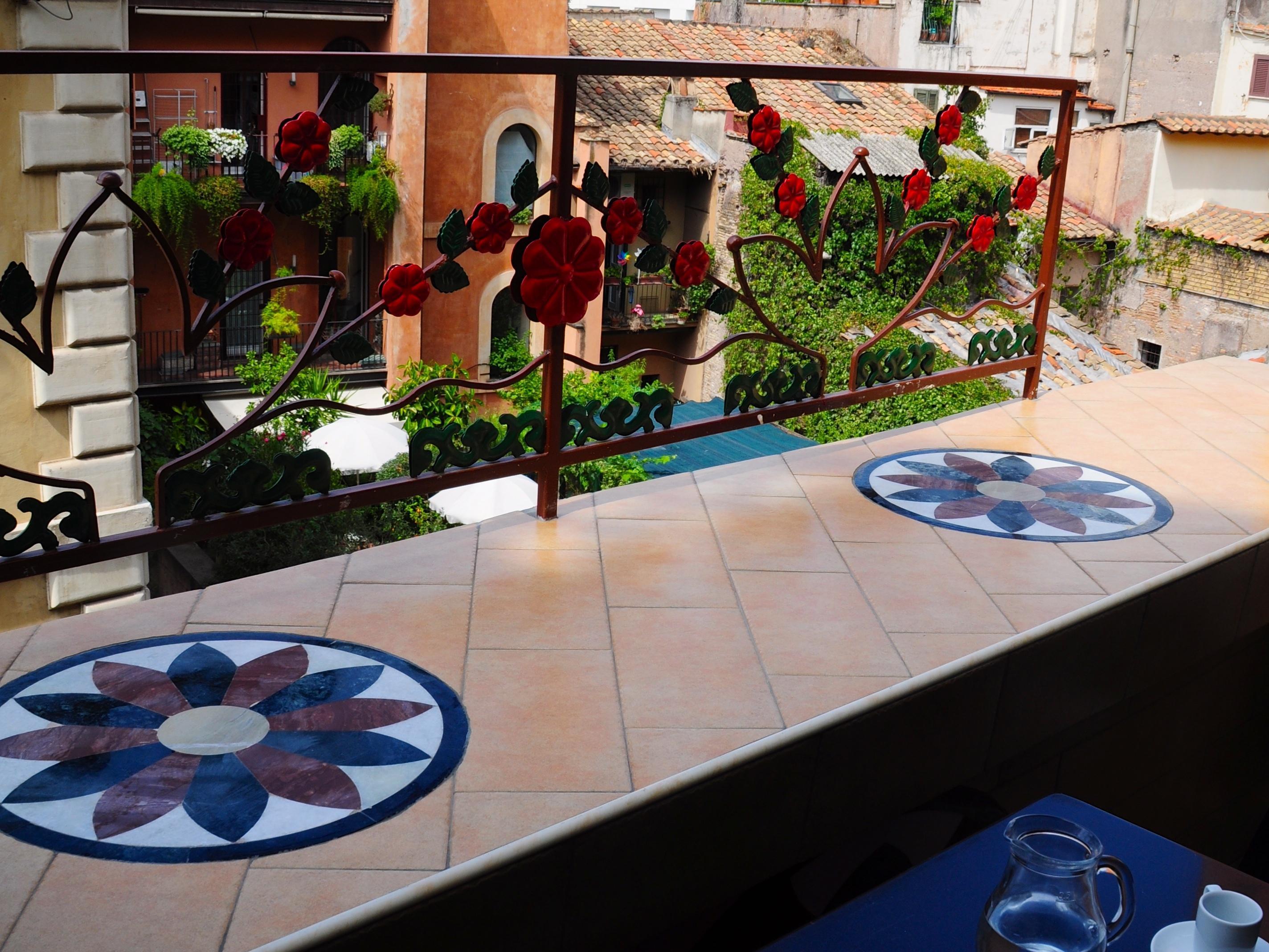 Vista Exterior Little Rhome Suites