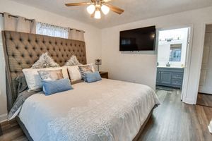 Alquiler Vacacional - Athens Home w/ Deck, 1 Mi to Downtown!