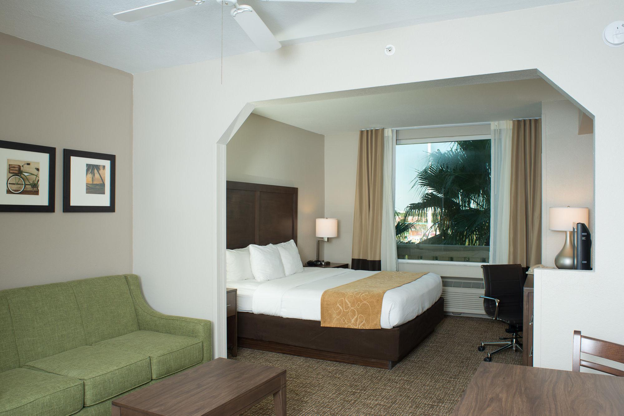 Hotel Comfort Suites Maingate East