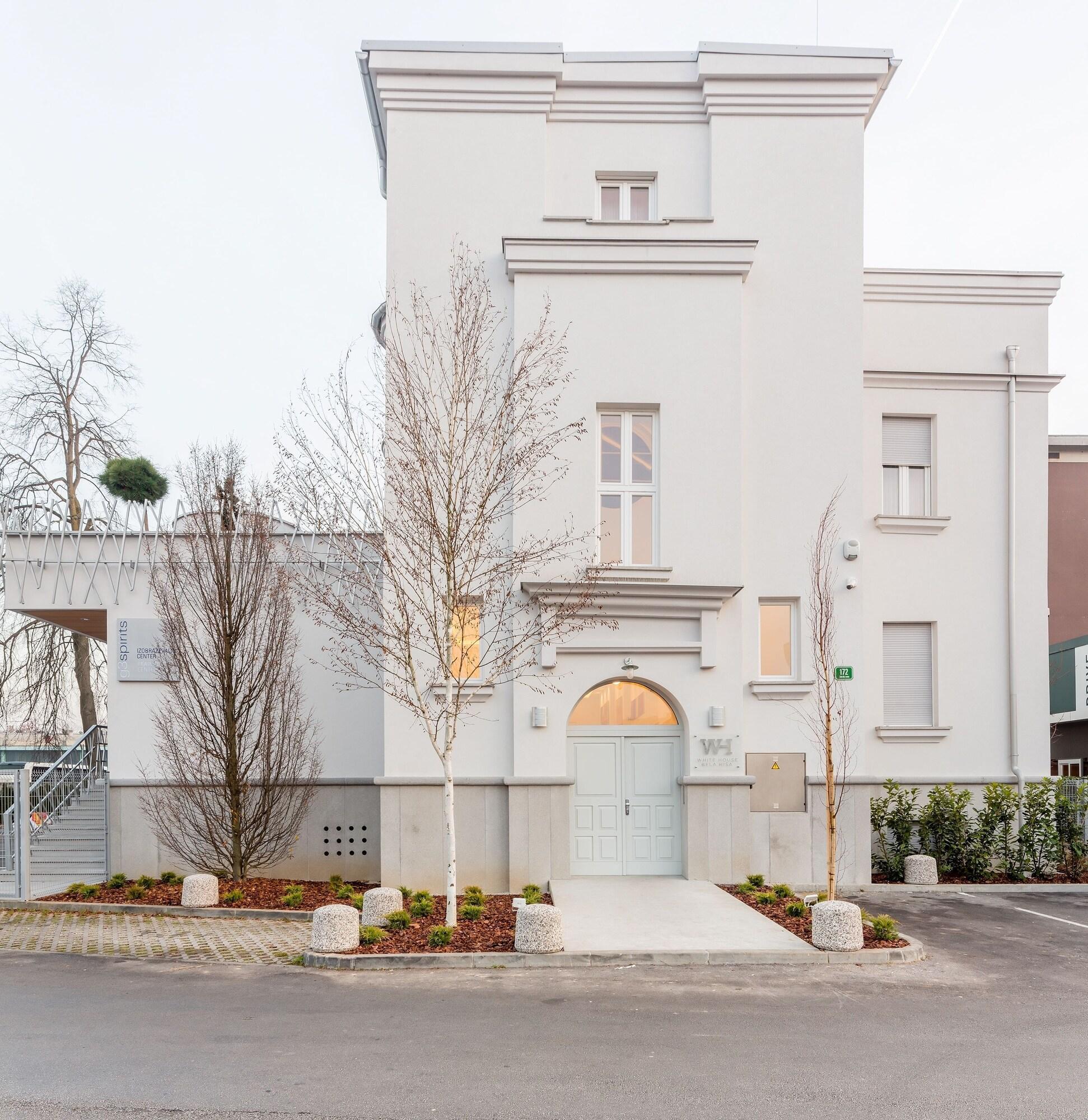 Vista Exterior WH Apartments