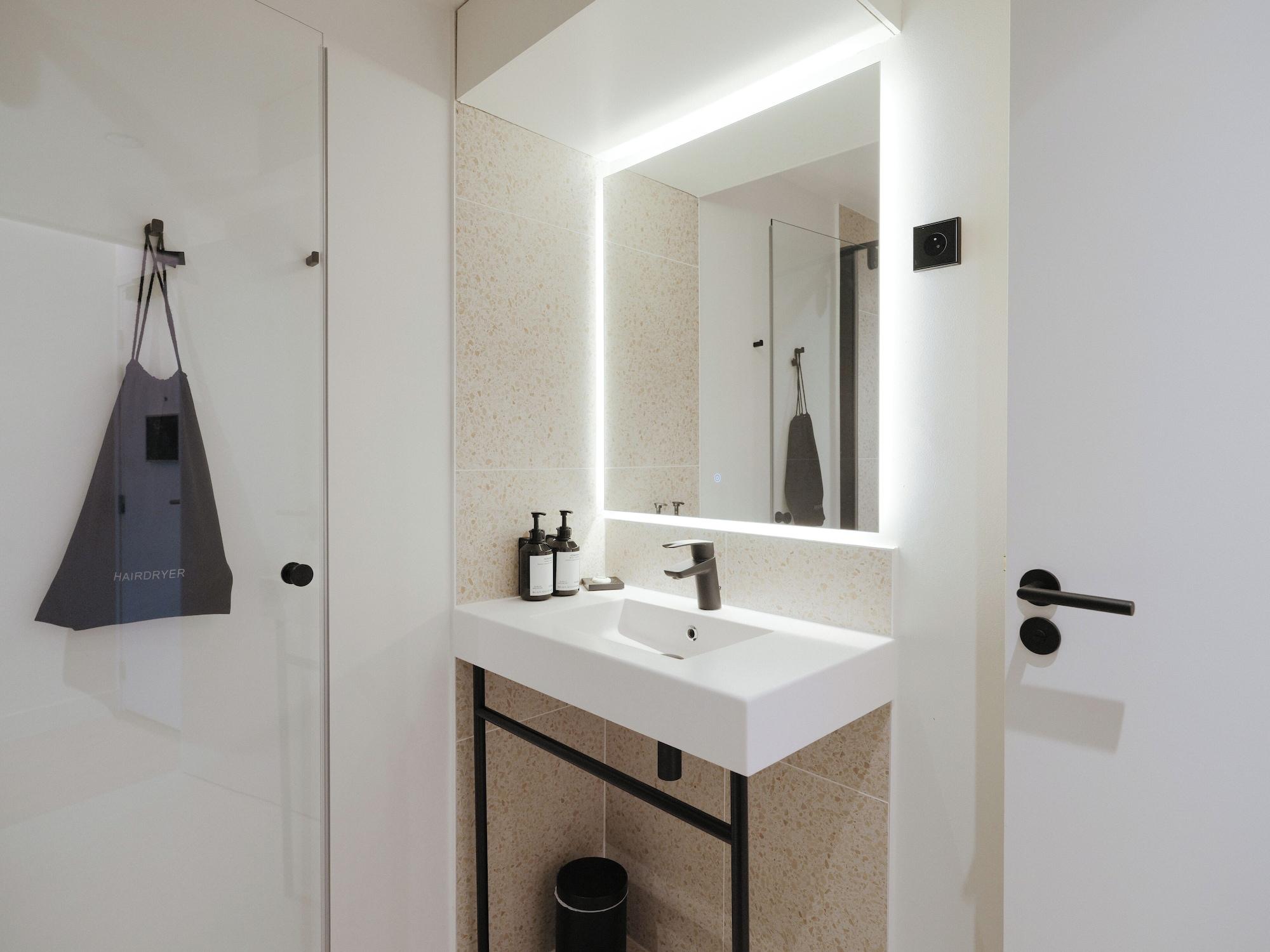 Equipamiento de Habitación City Pop 2Night Paris – Self Check-in