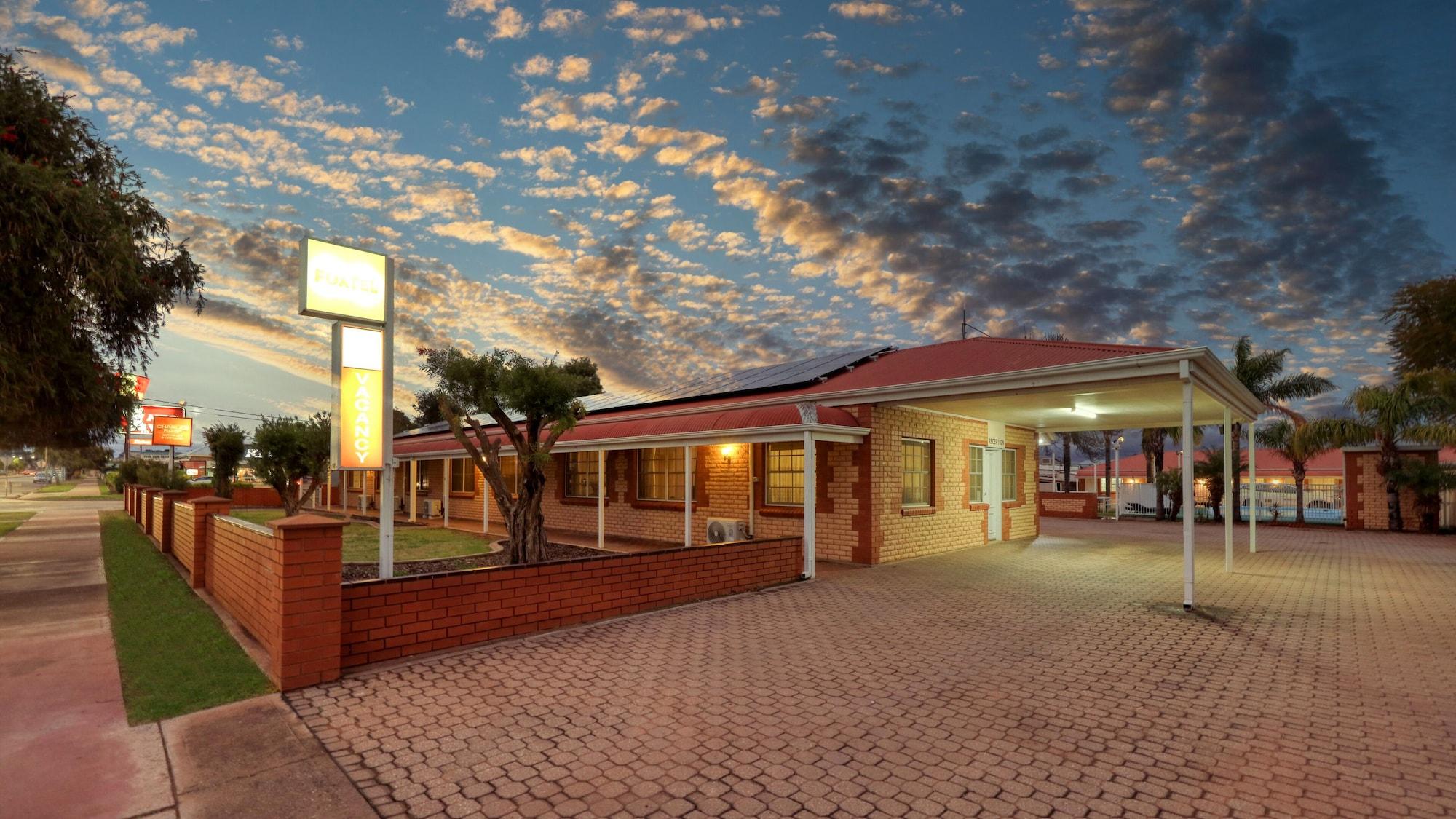 Varios Charles Rasp Motor Inn & Cottages