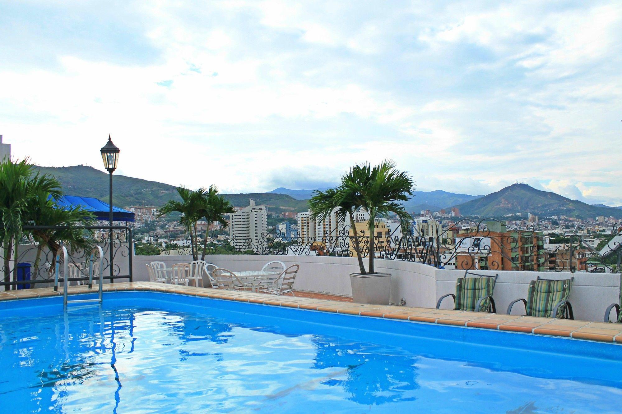 Vista da piscina Hotel Metropolis Plaza