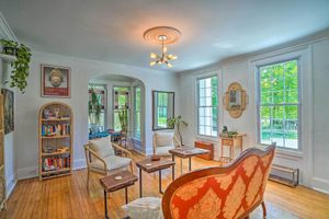 Alquiler Vacacional - Eclectic Troy Home w/ Hot Tub - Pet Friendly!