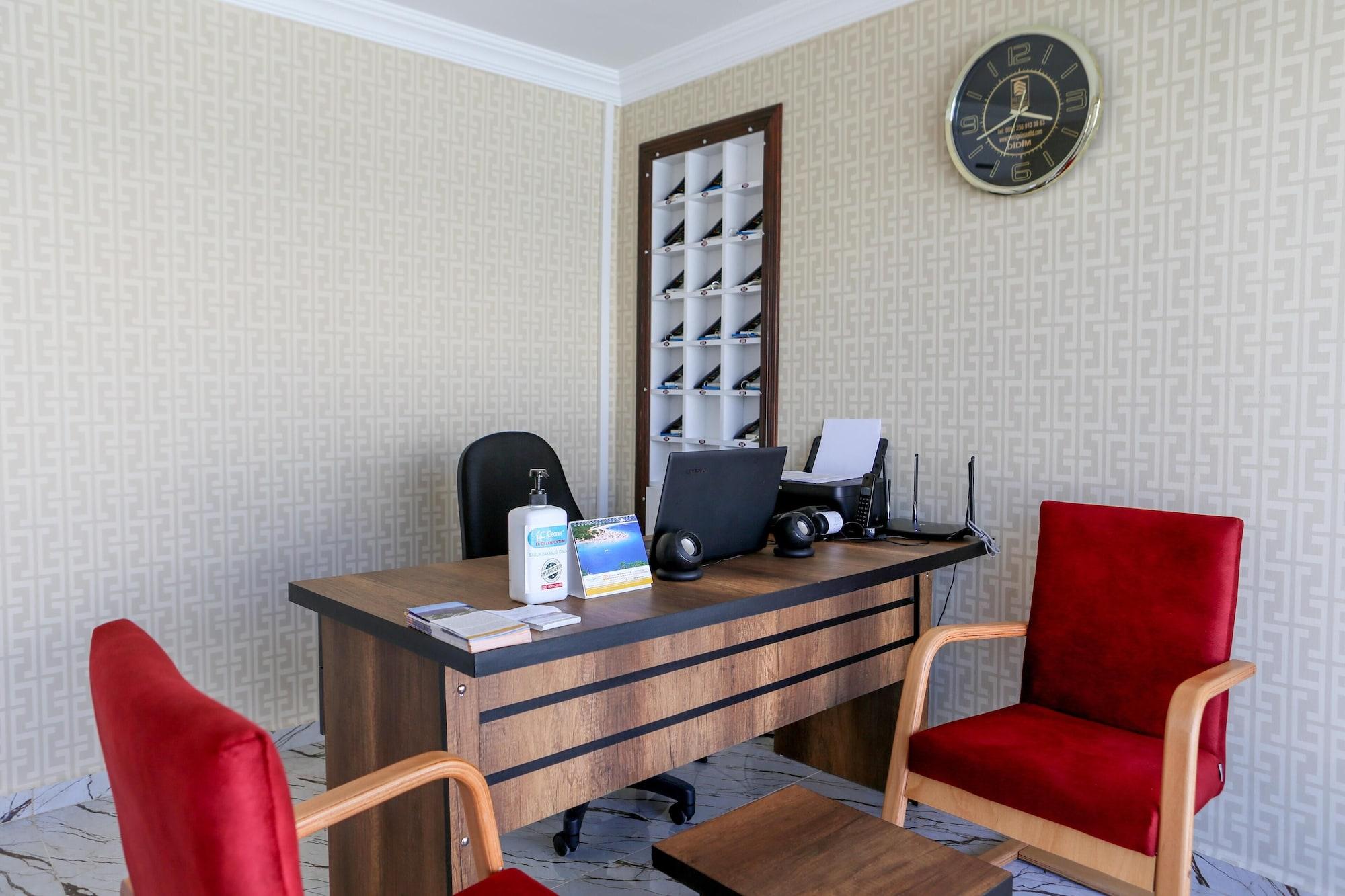 Vista Lobby Sunset Village Apart Hotel