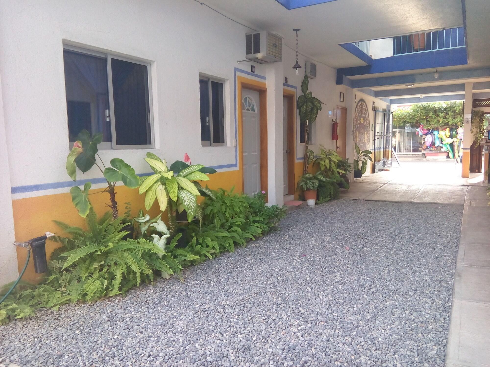 Vista Exterior Hotel Sarabi Barra de Navidad