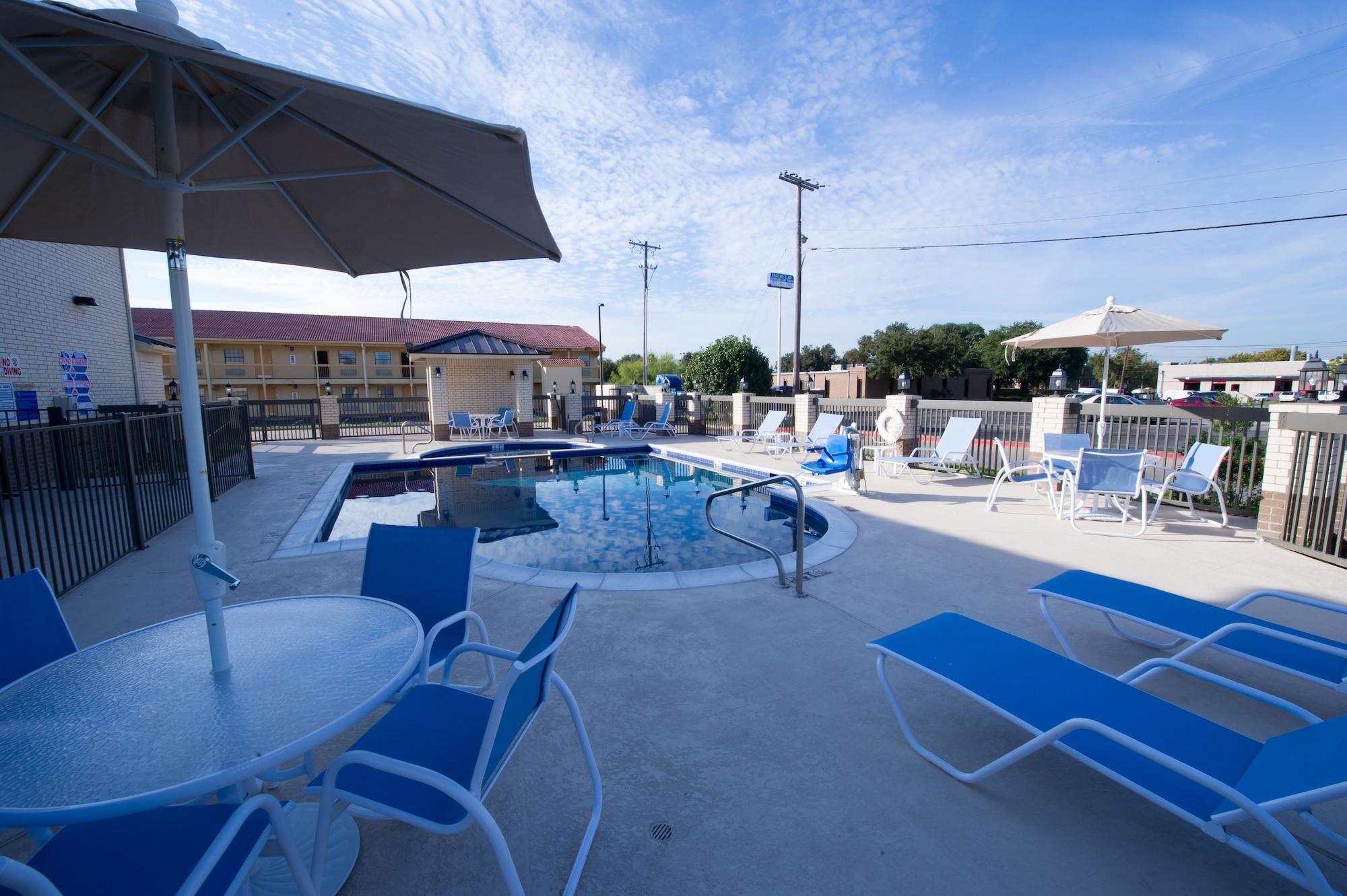 Vista Piscina Arya Inn & Suites Farmers Branch