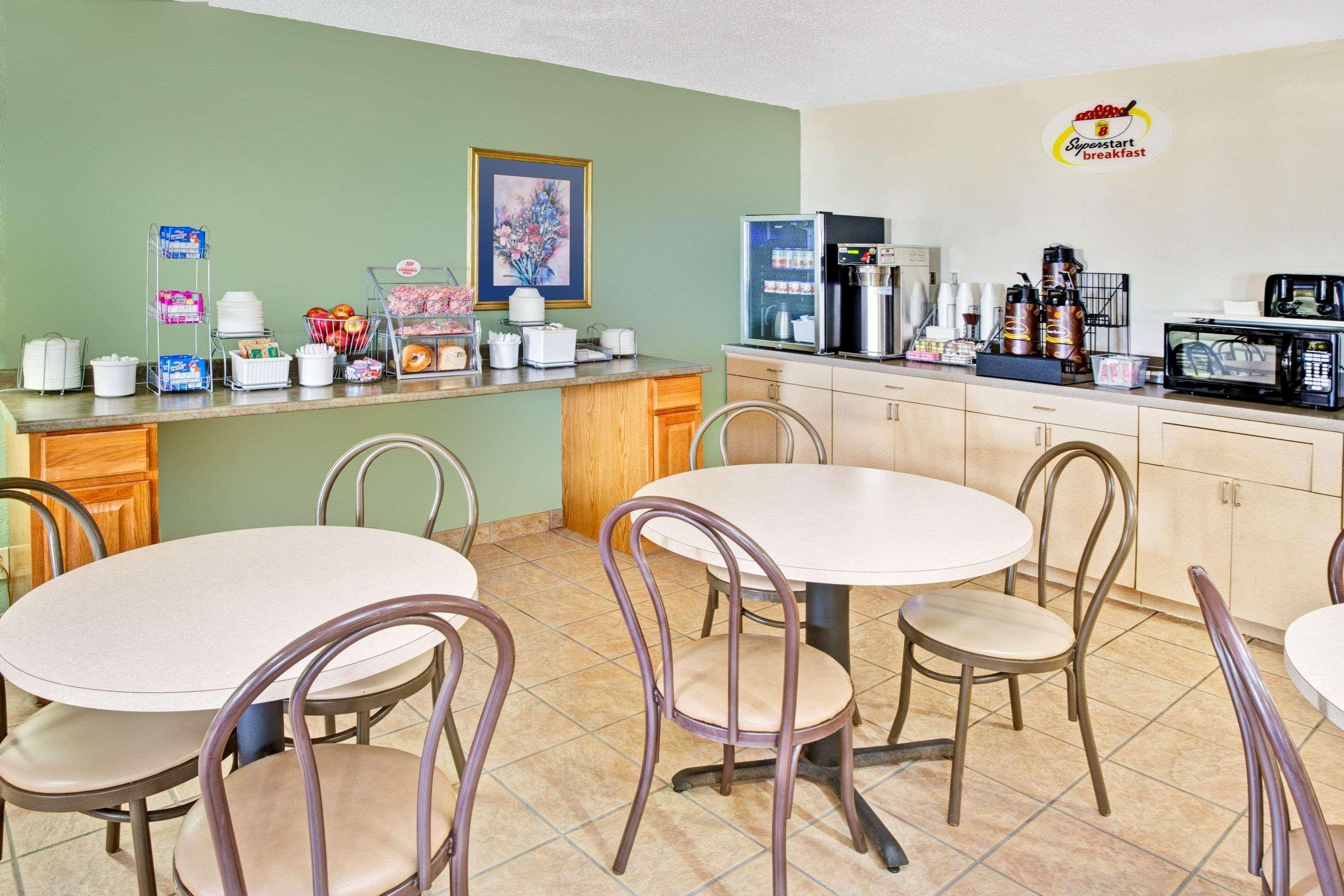 Restaurant Super 8 By Wyndham Mokena/Frankfort /I-80