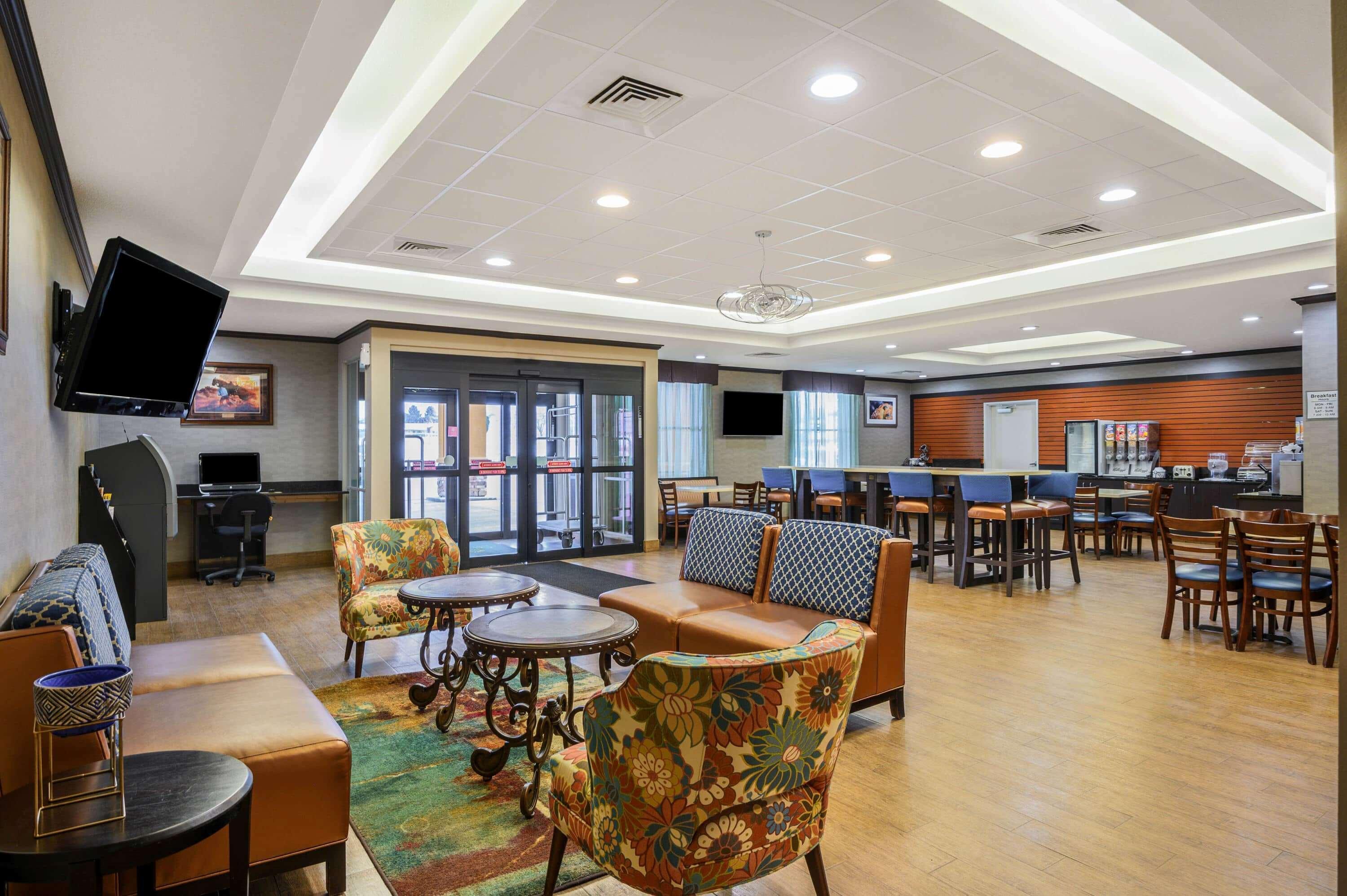 Vista Lobby La Quinta Inn & Suites by Wyndham Glendive