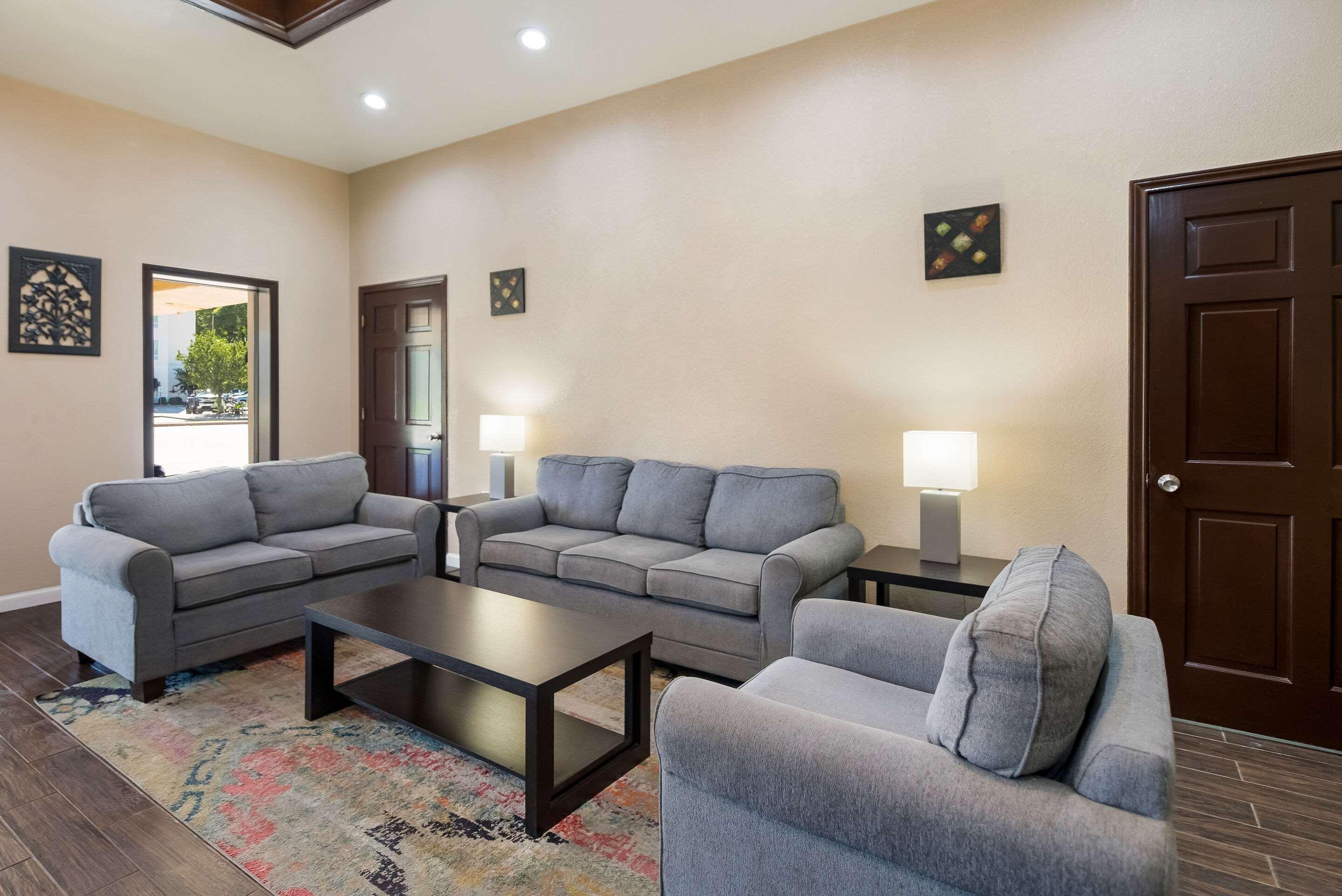 Vista Lobby Quality Inn & Suites Lufkin