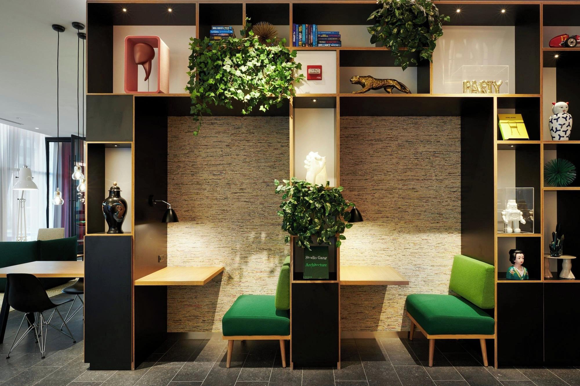 Vista Lobby citizenM Chicago Downtown