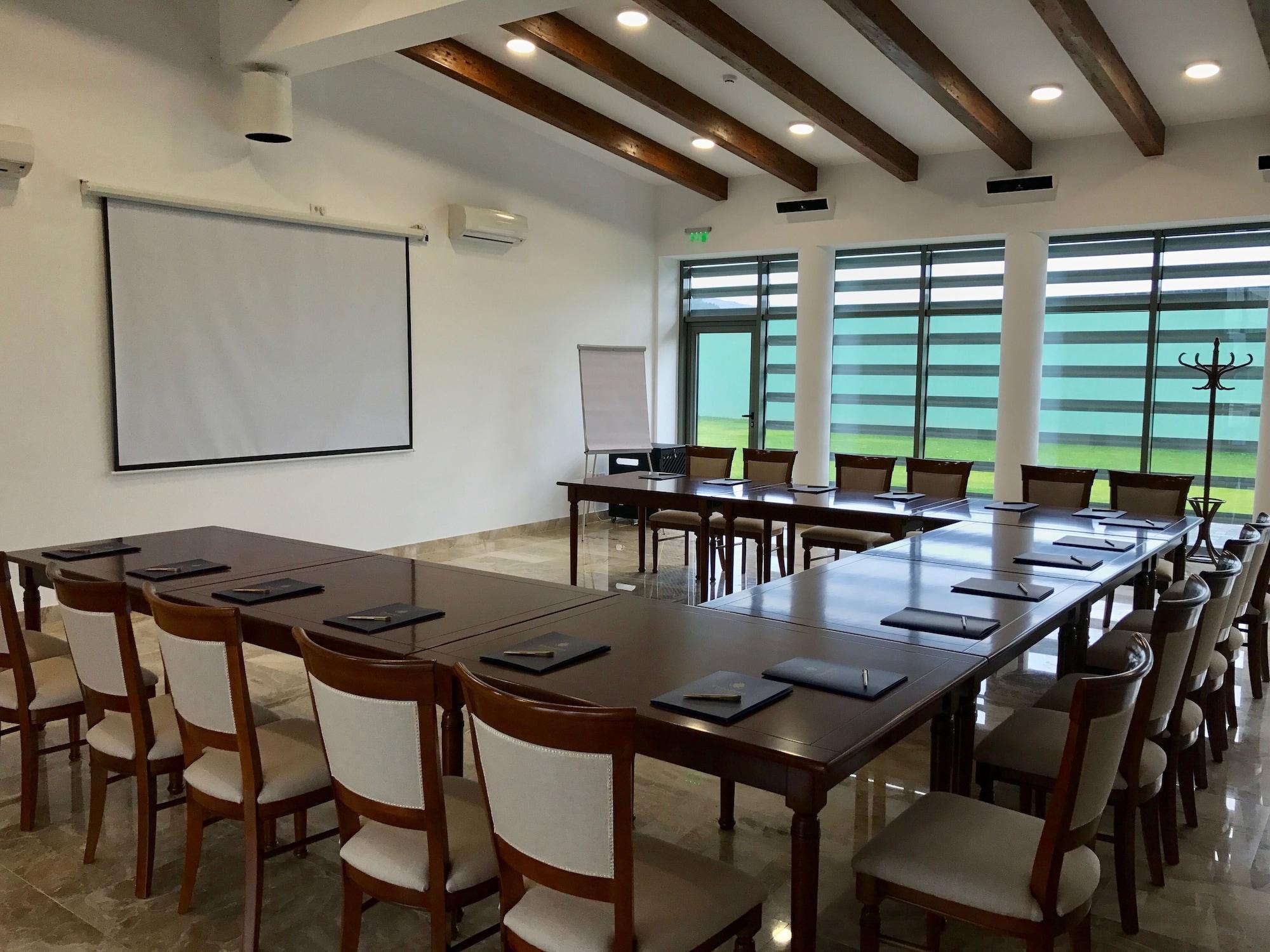 Centro de Negocios Theodora Golf Club