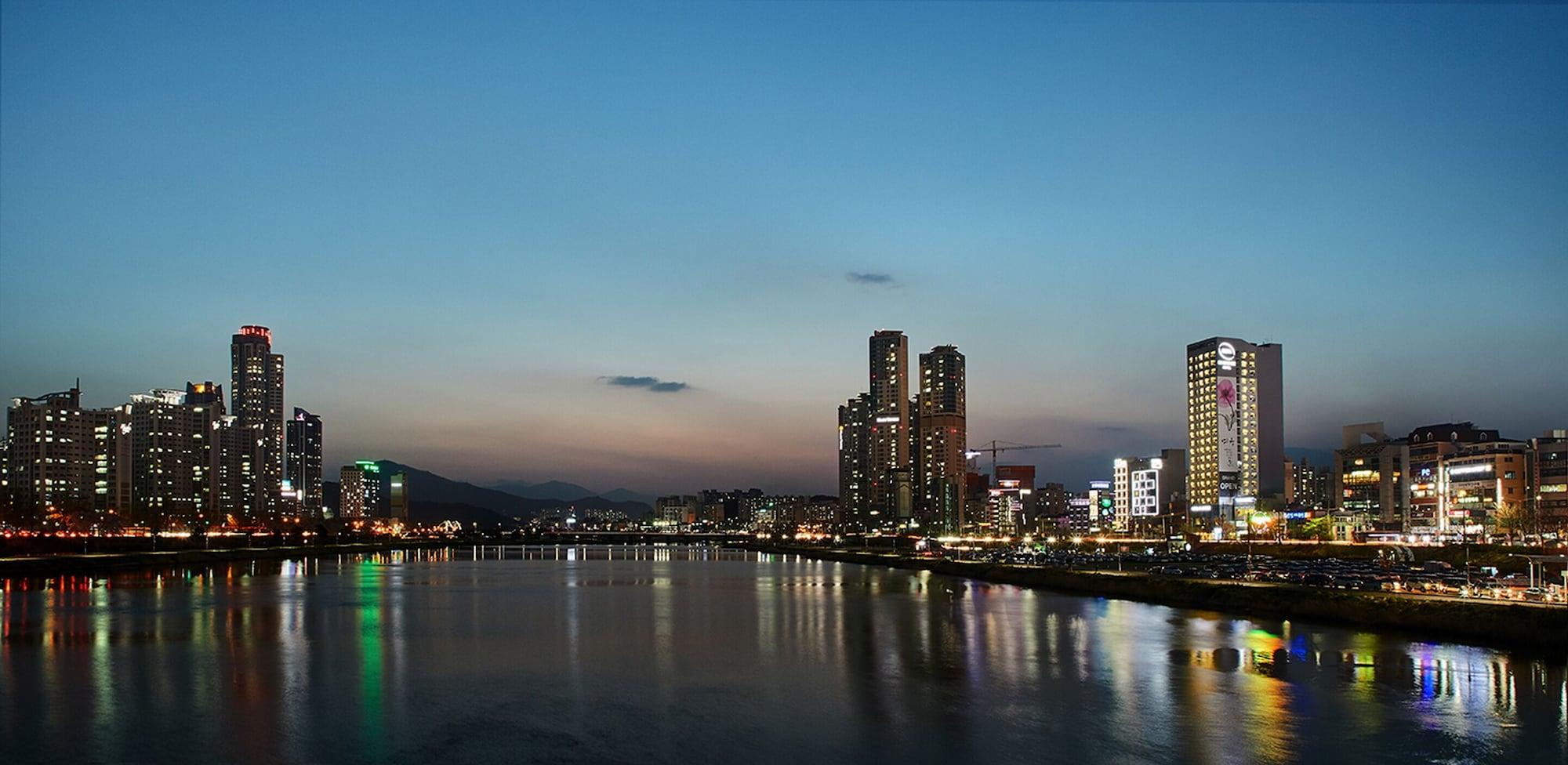 Vista Exterior Hotel Riverside