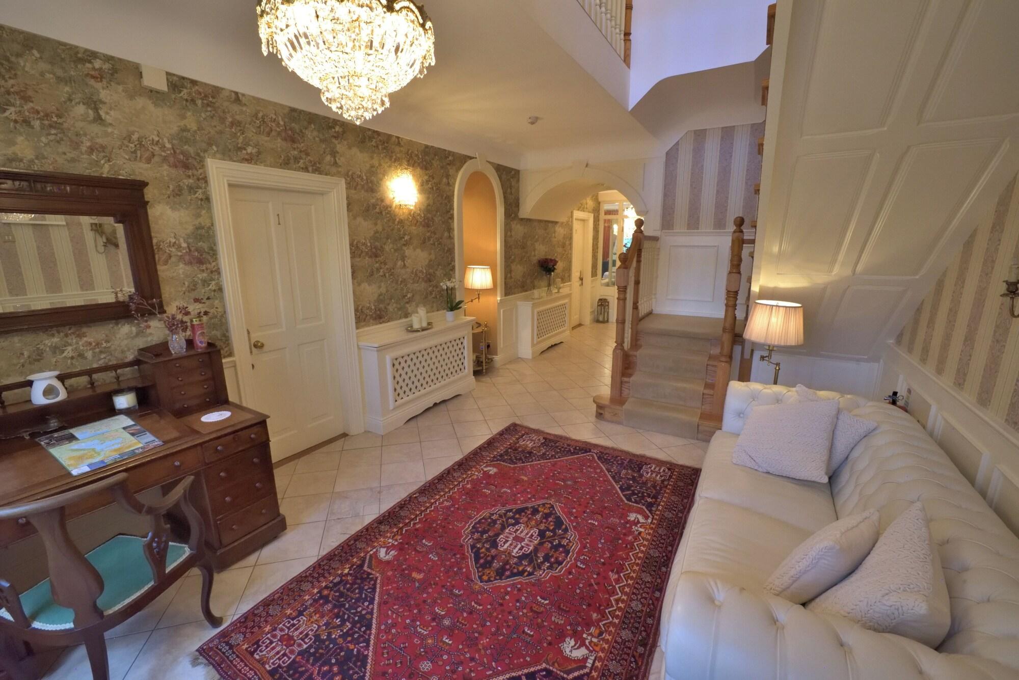 Varios Herbert House