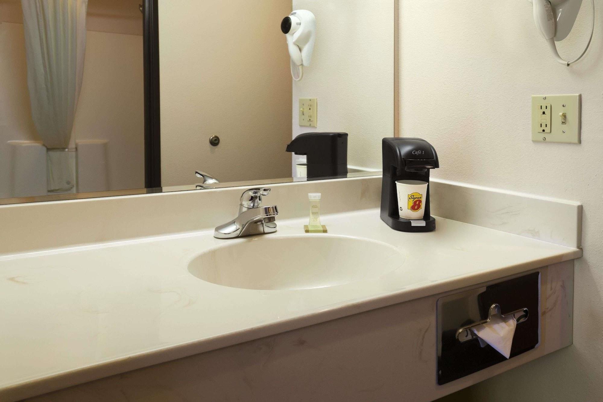 Equipamiento de Habitación Super 8 by Wyndham Colorado Springs Airport
