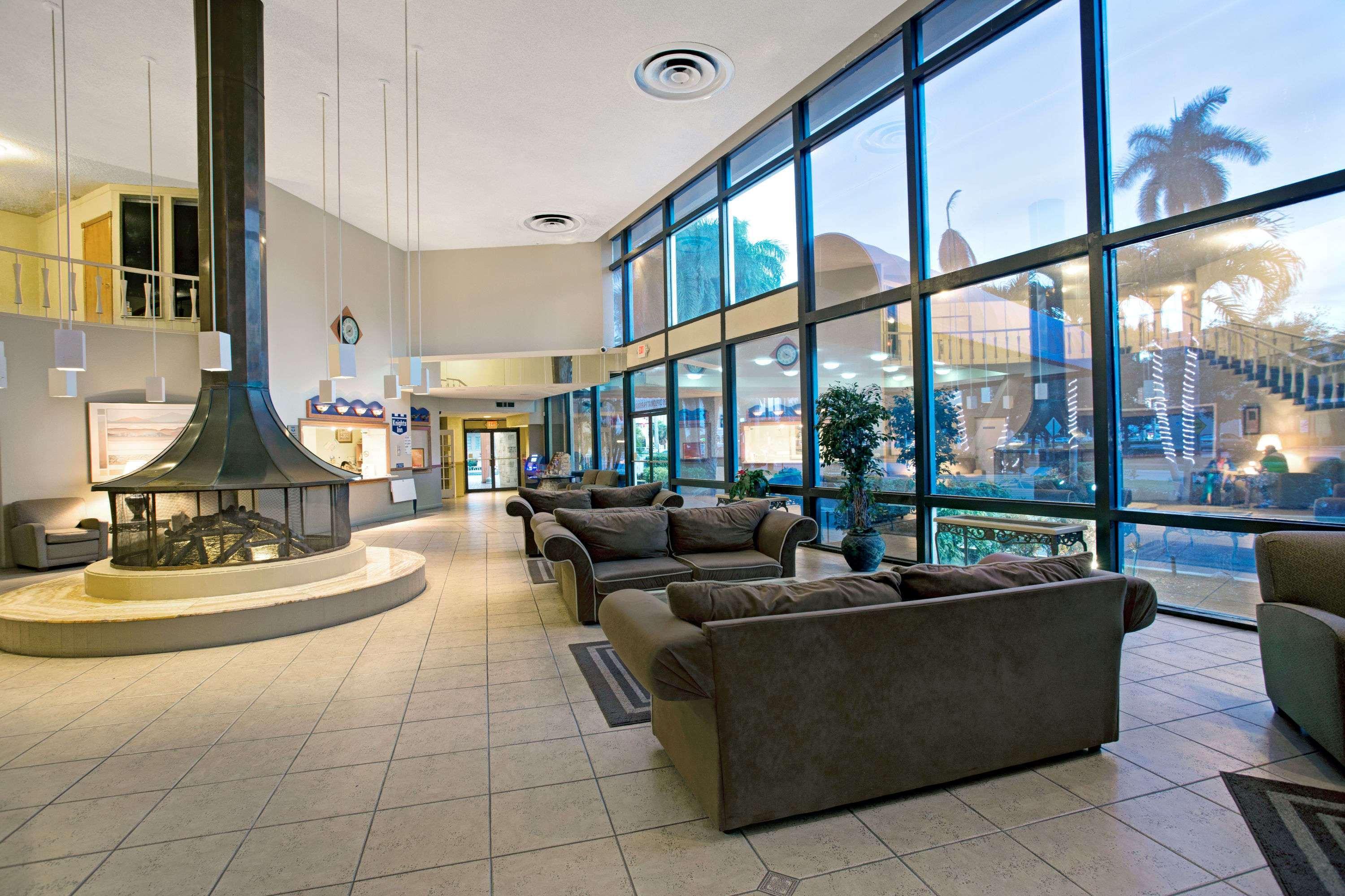 Vista Lobby Knights Inn Hallandale