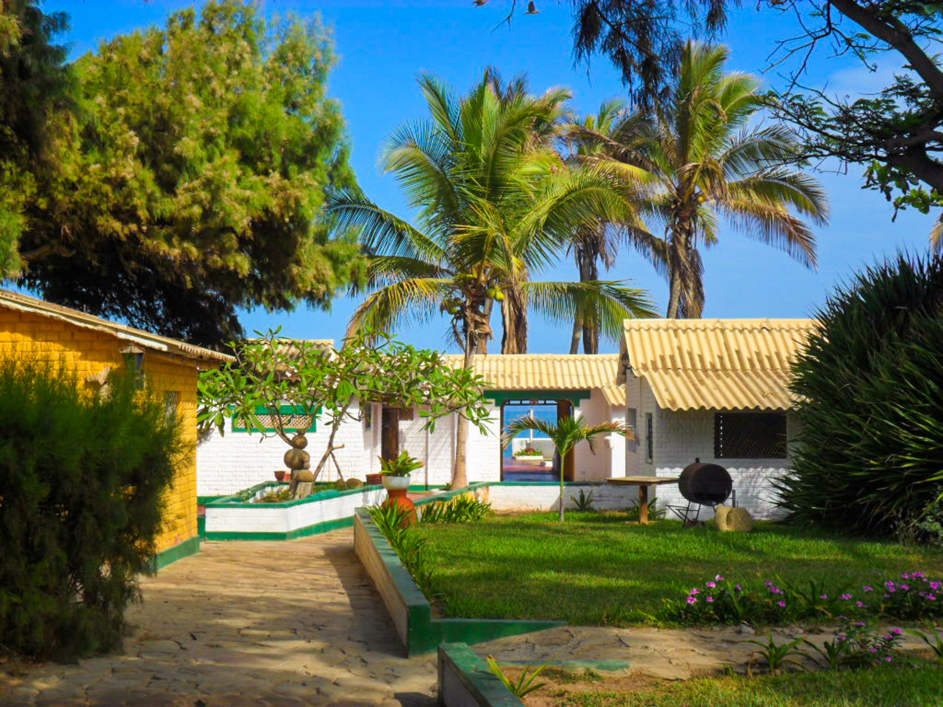 Vista Exterior Punta Ballenas Inn Mancora