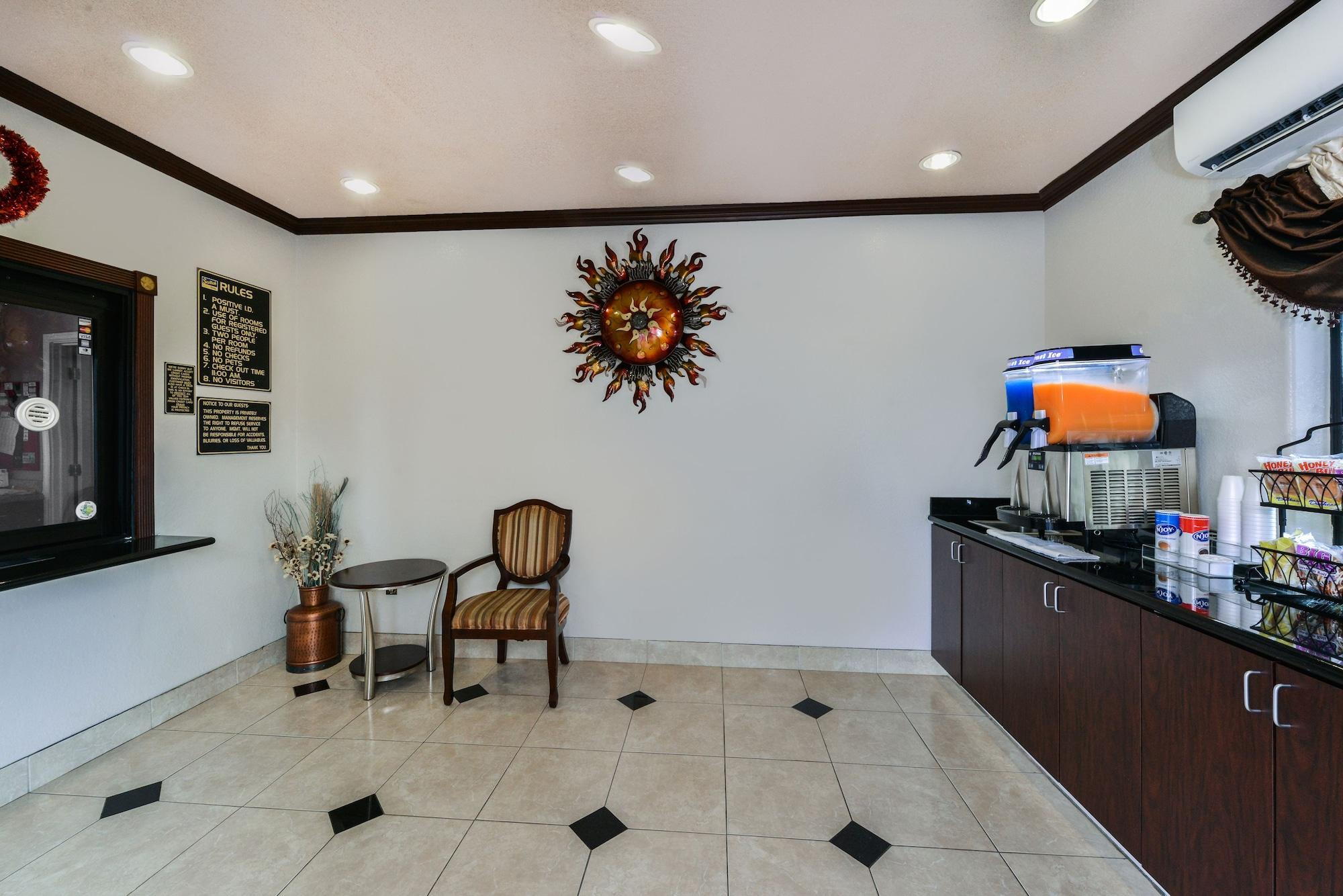 Vista Lobby Scottish Inn & Suites Highway 6 South