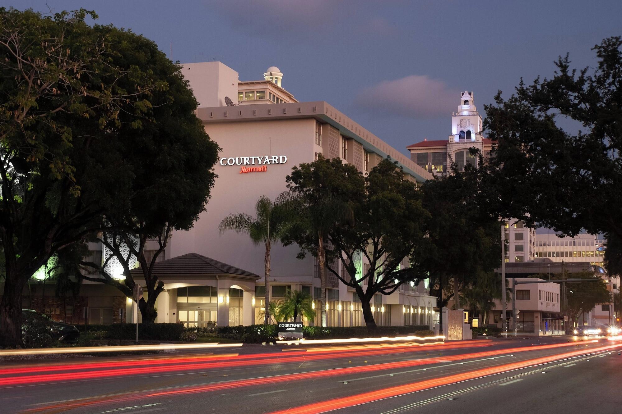 Vista Exterior Courtyard Miami in Coral Gables by Marriott