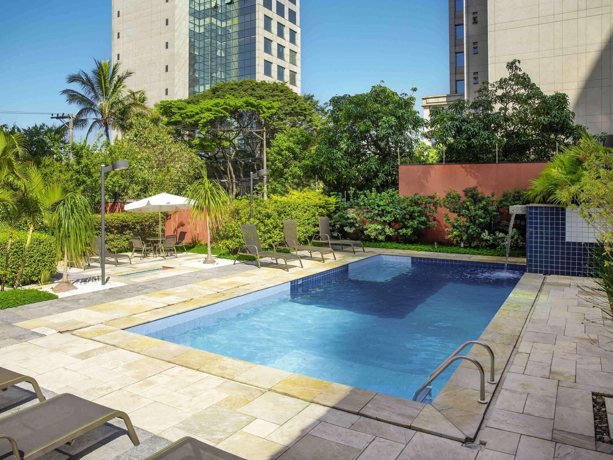 Vista Piscina Mercure São Paulo Berrini