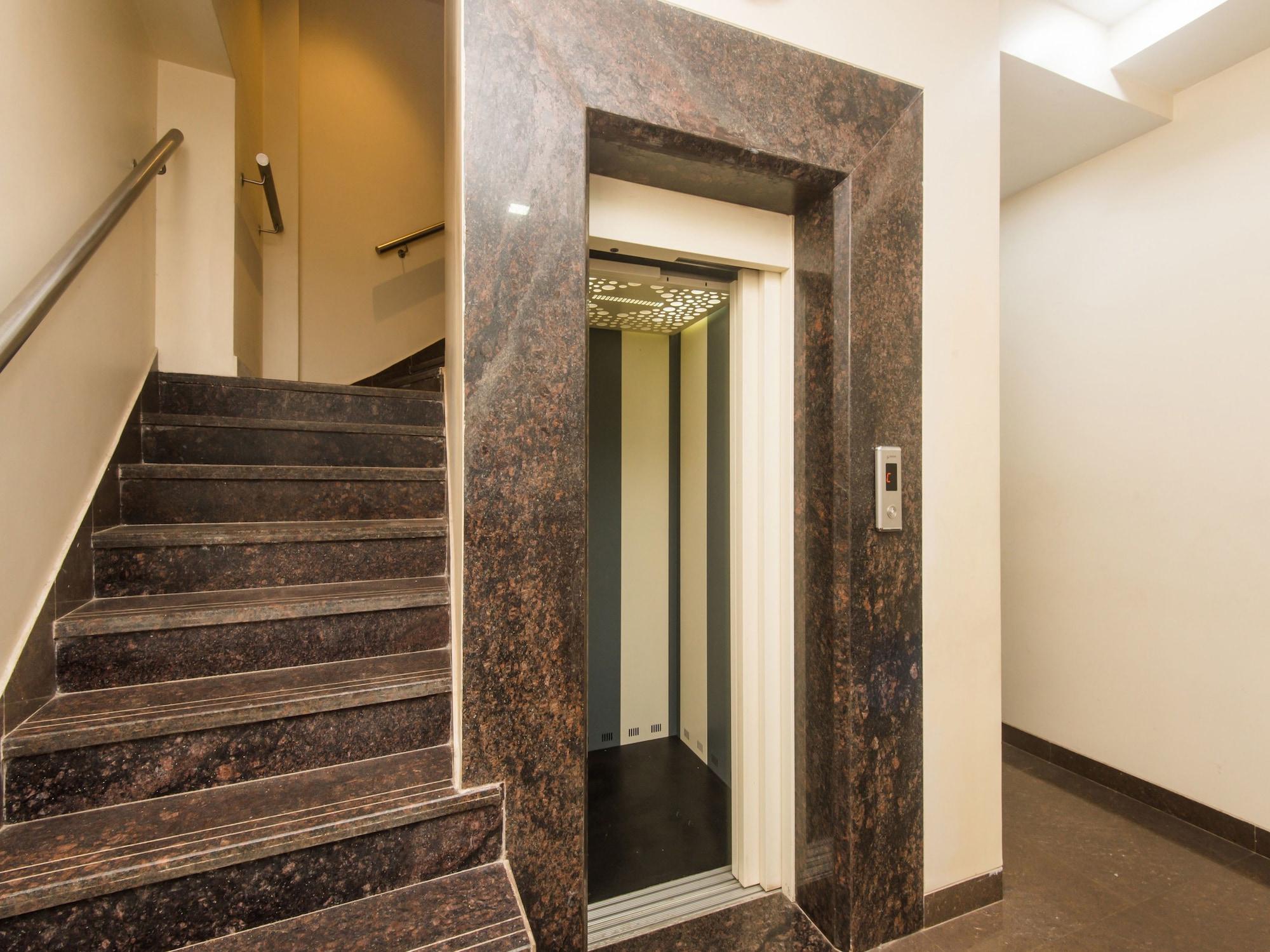 Varios OYO 10650 Hotel Lotus Residency