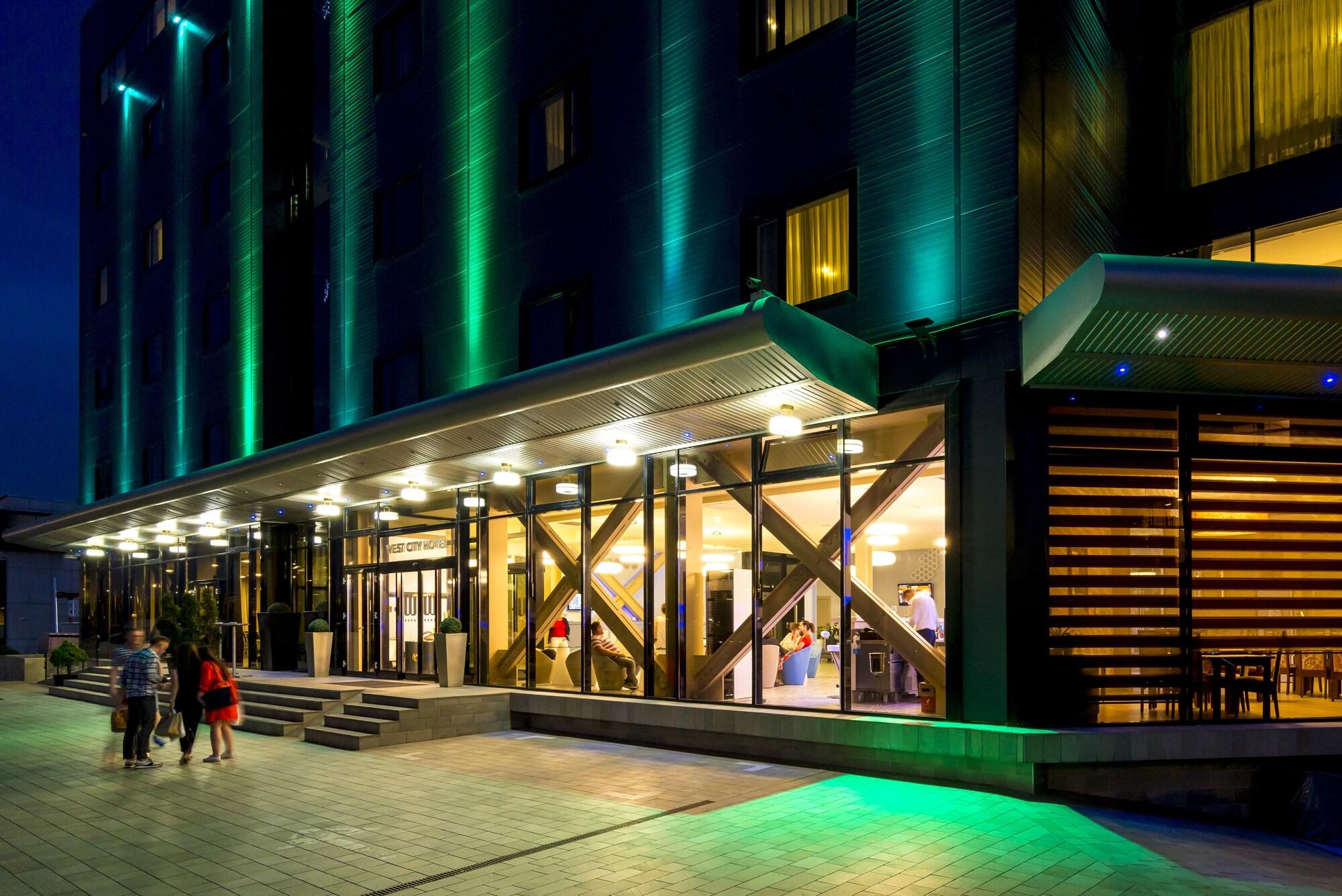 Vista Exterior West City Hotel