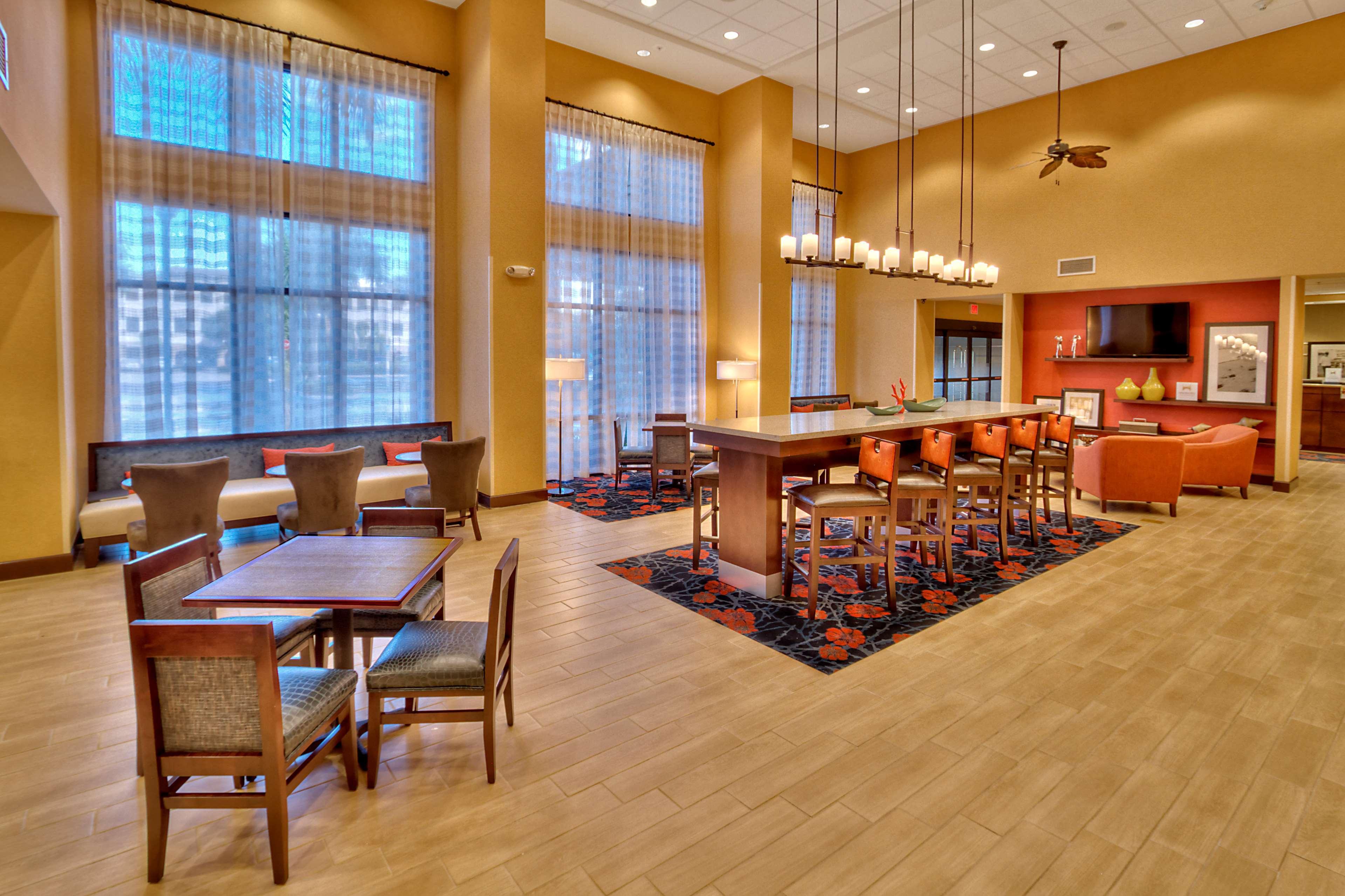 Vista Lobby Hampton Inn & Suites Fort Myers-Estero/FGCU