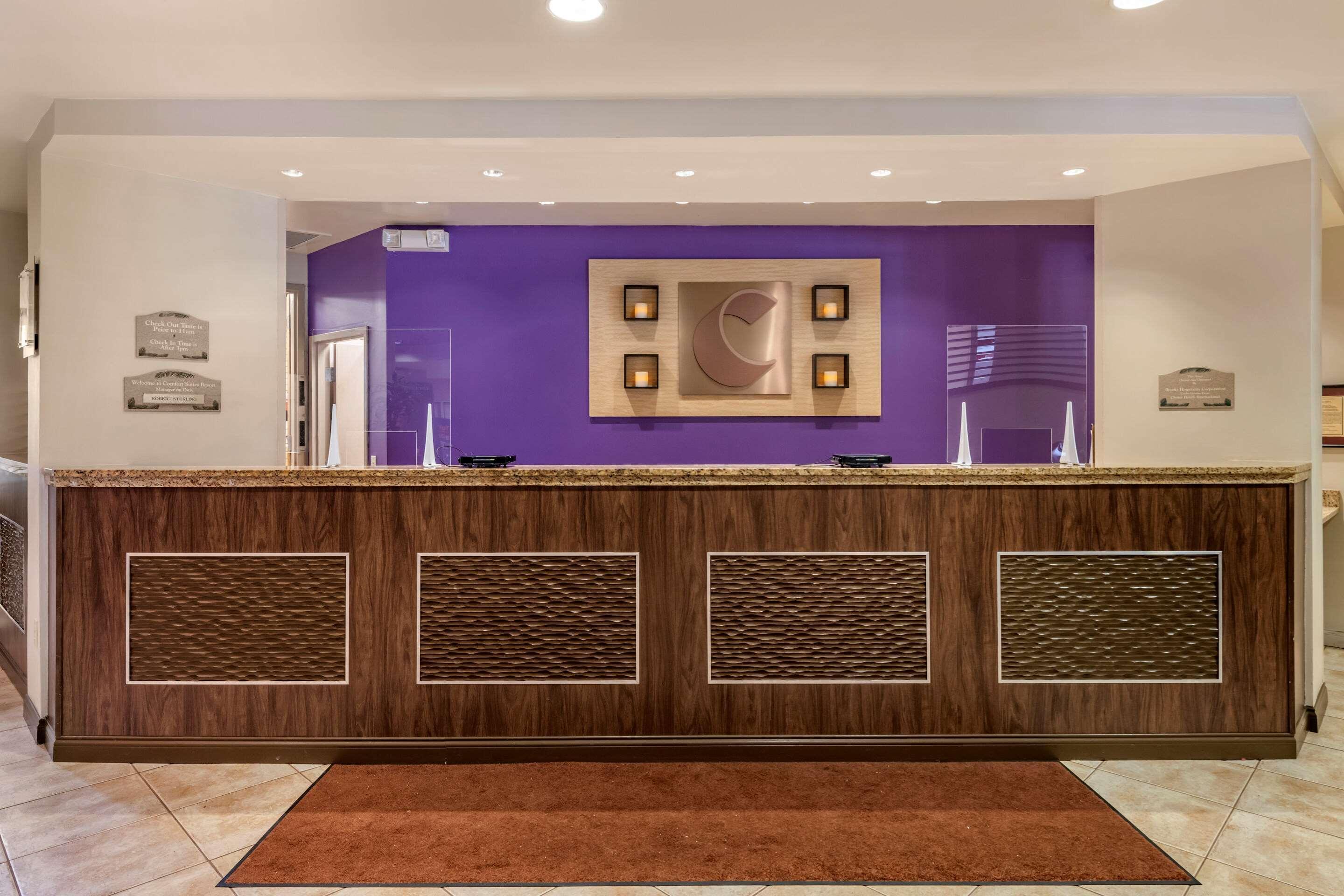 Vista Lobby Comfort Suites Maingate East