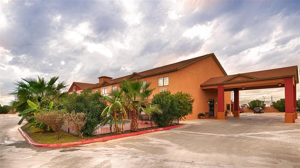 Vista Exterior Whitten Inn Cotulla RV Par