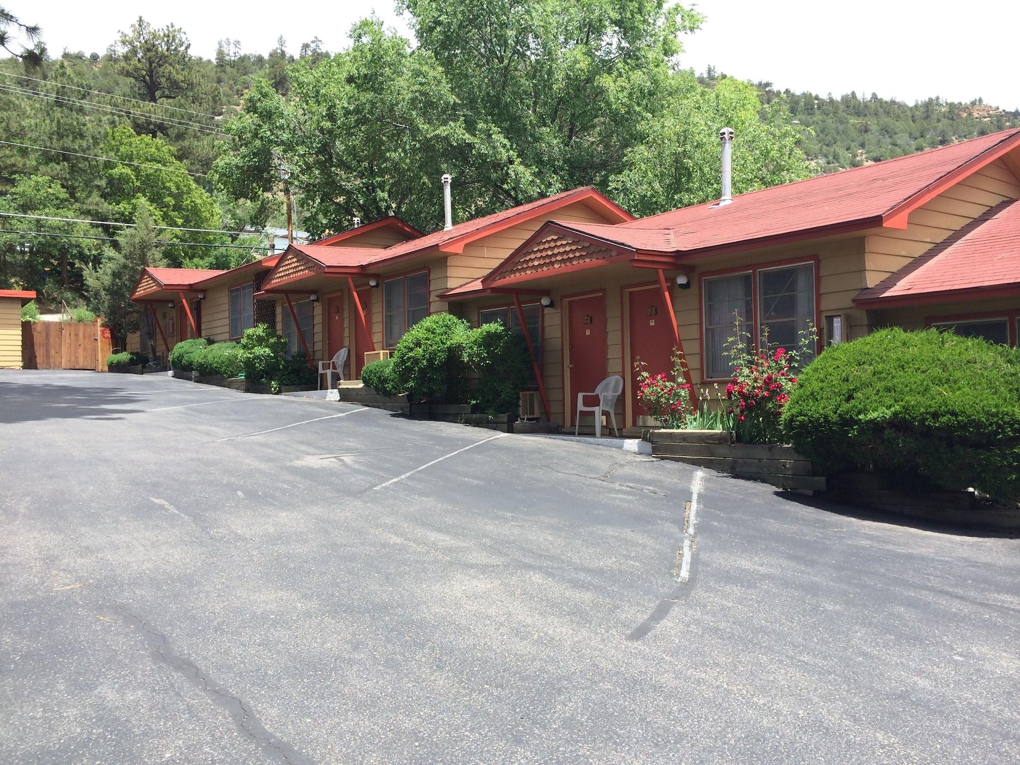 Varios Caboose Motel
