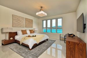Renta Vacacional - Montego Bay: Elegant Apt w/ Stunning Sunset Views