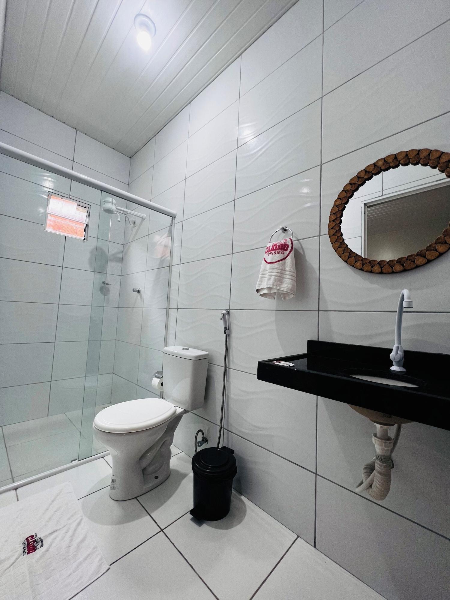 Comodidades do quarto Pousada e agência cledio turismo