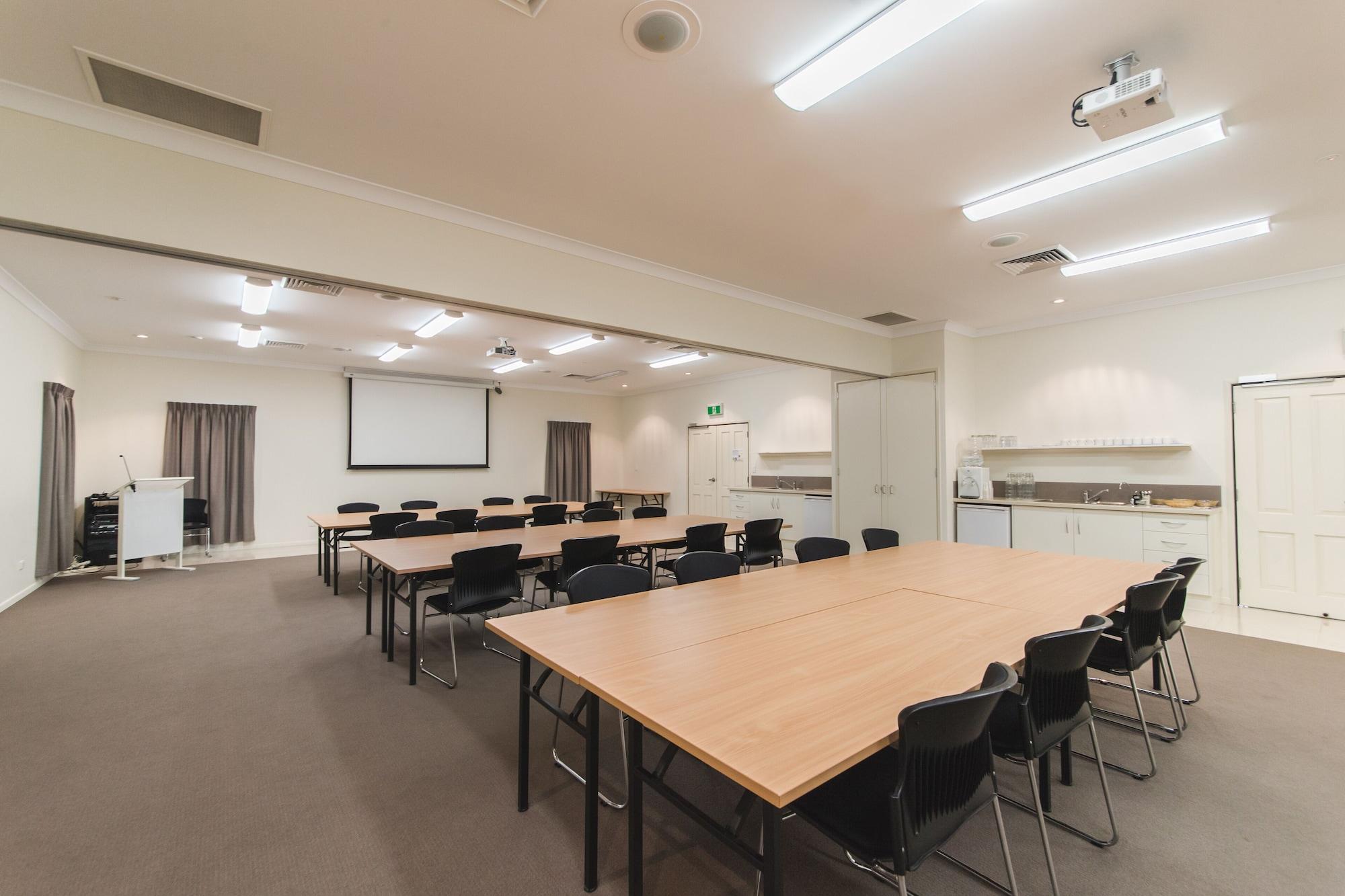 Sala de Reuniones Apartments on Palmer