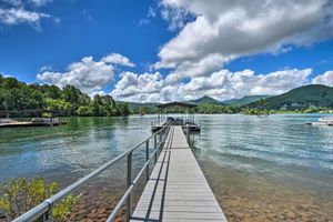 Alquiler Vacacional - Lakefront Hiawassee Home w/ Boat Dock & Hot Tub!