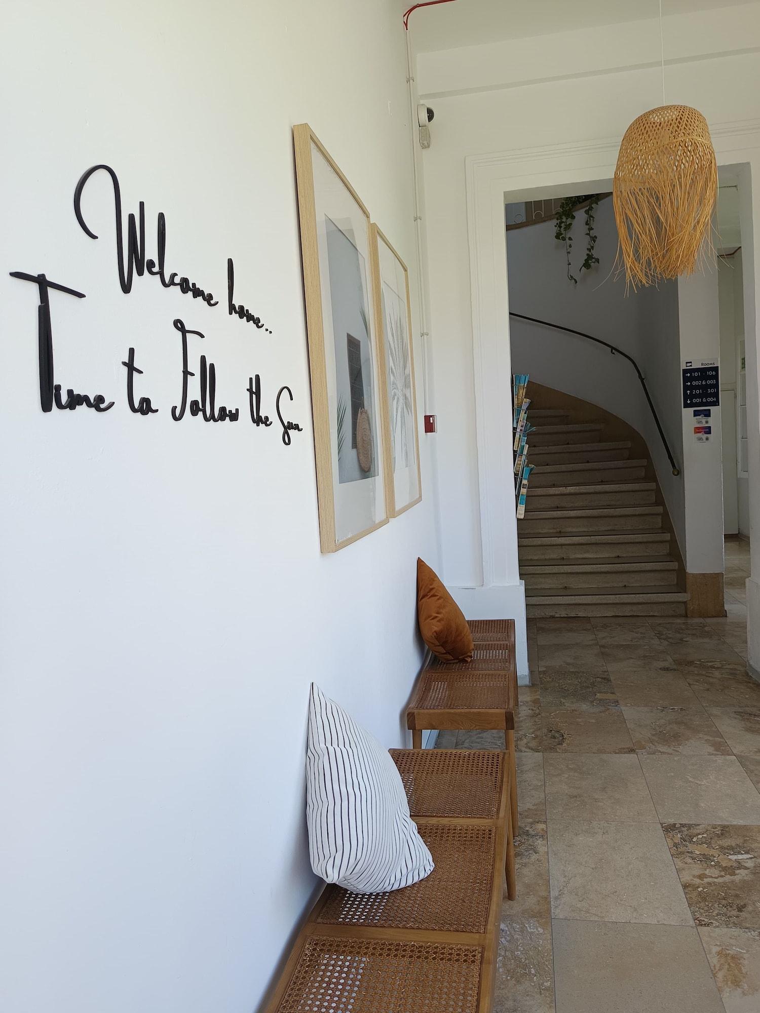 Vista Lobby Follow the Sun Boutique Hostel - Pool, Breakfast & Sea Views