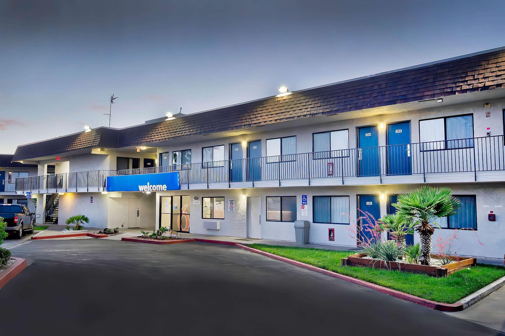 Varios Motel 6 Palmdale, CA