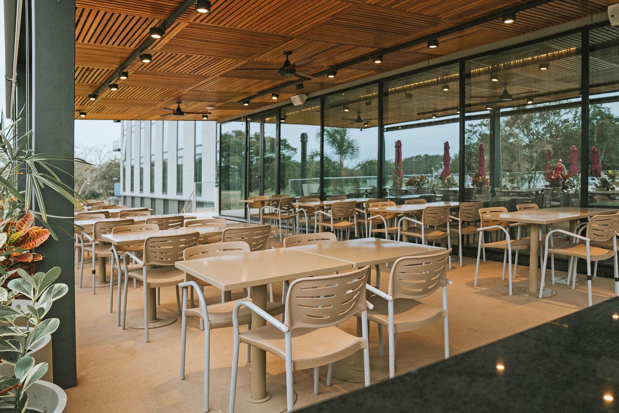 Restaurant Howard Johnson Plaza La Ribera