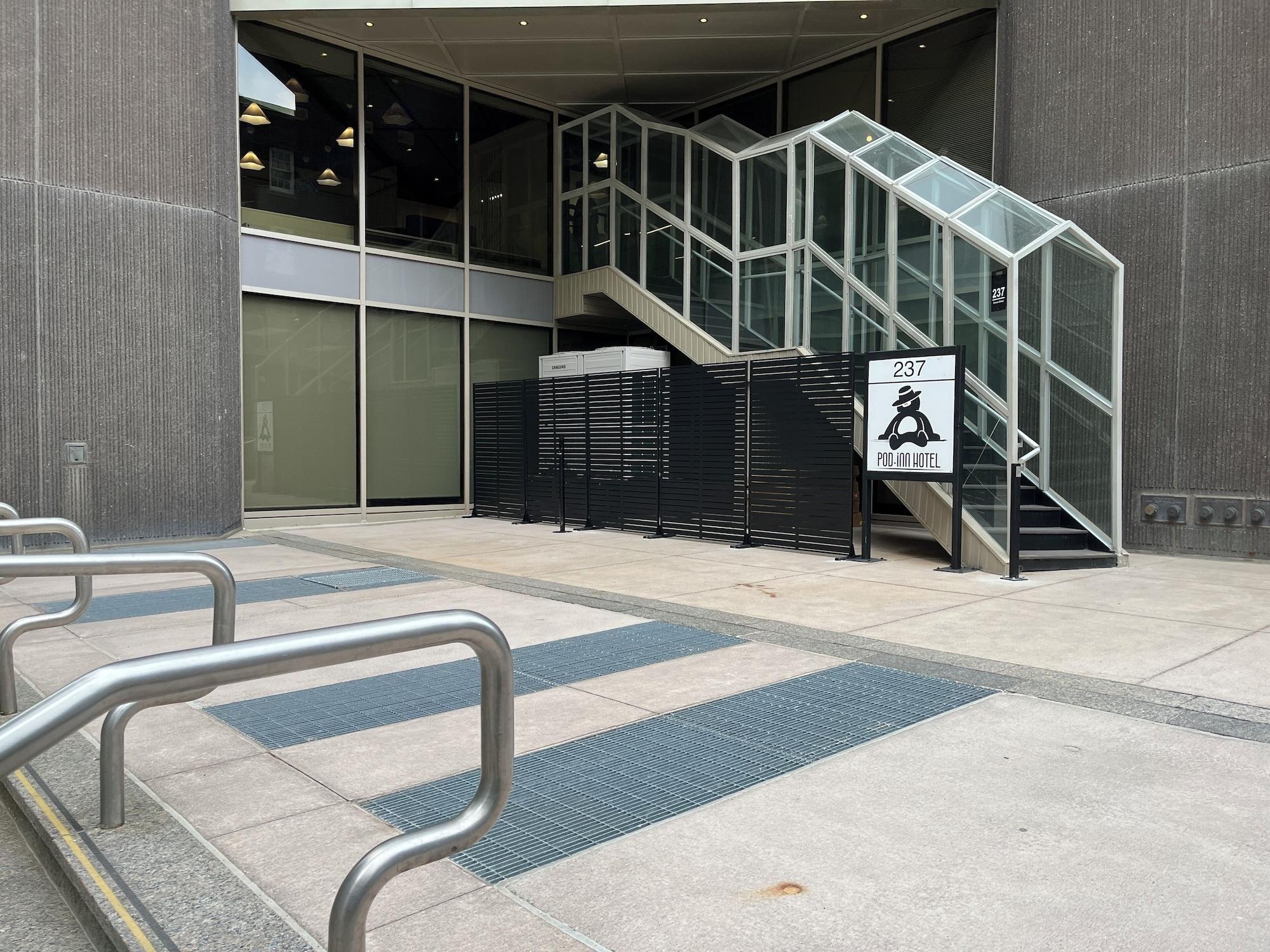 Varios Pod-Inn Hotel