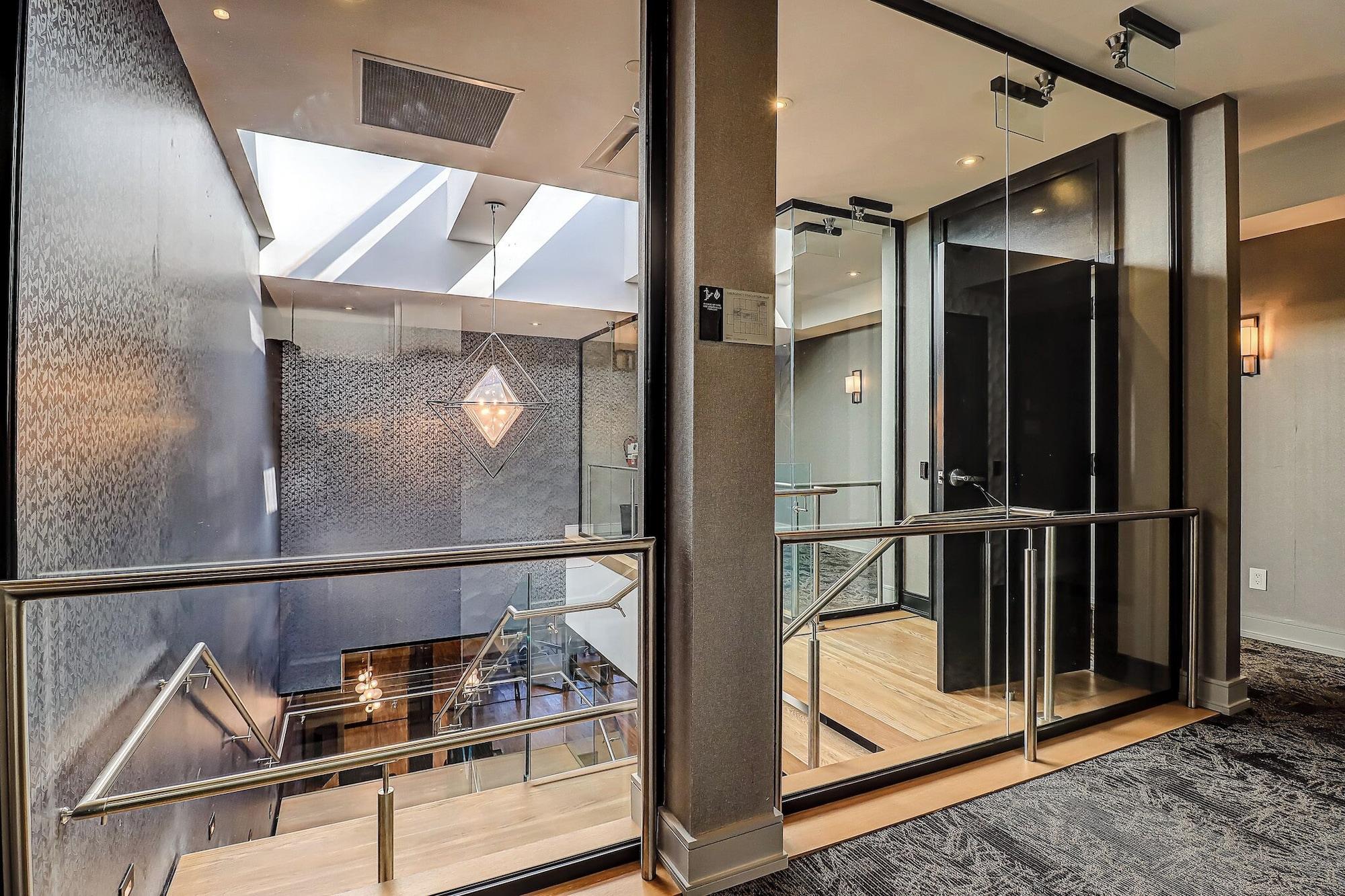 Vista Lobby Dream Suites Near YYZ Airport