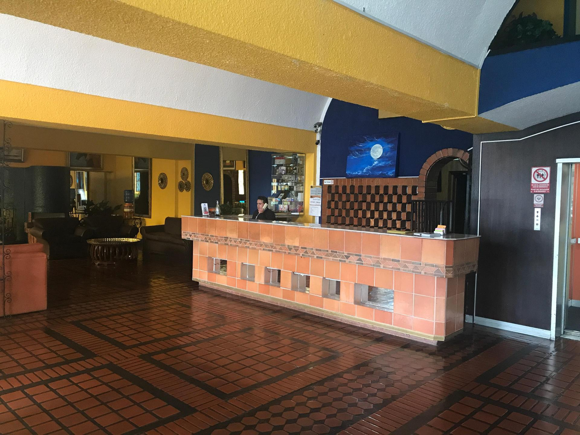 Vista Lobby Savoy Inn