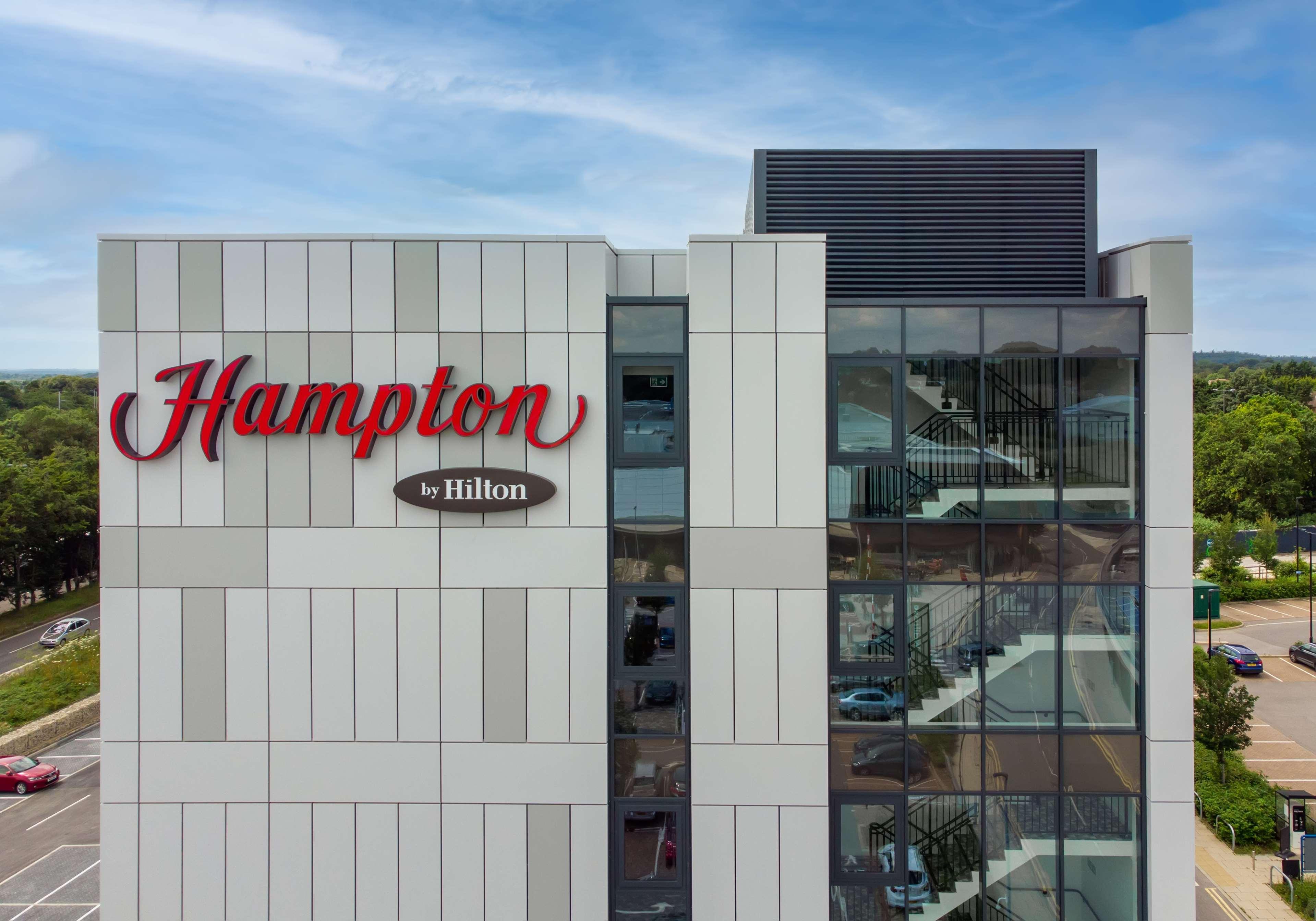 Vista Exterior Hampton by Hilton High Wycombe
