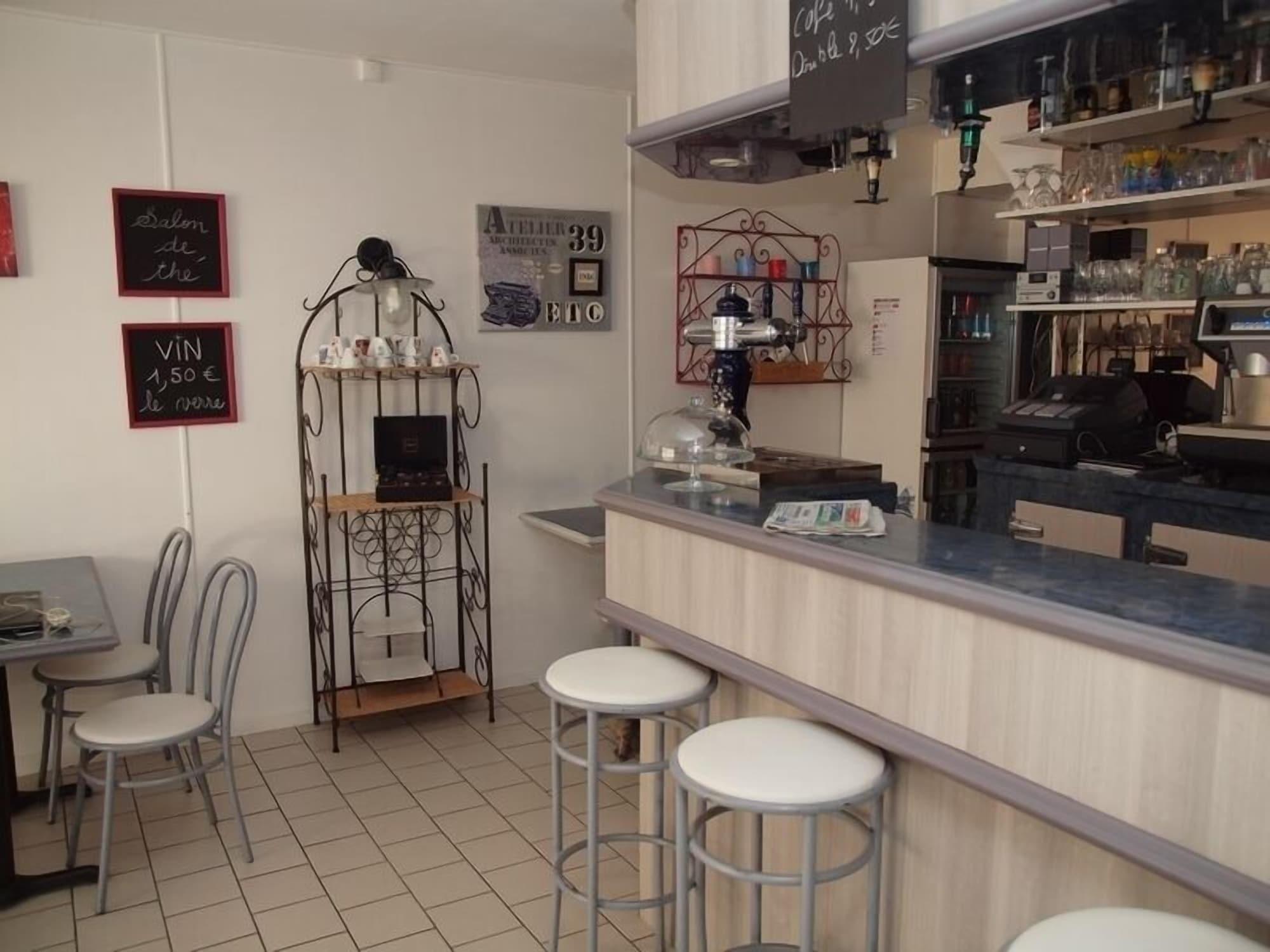 Bar/Salón Hôtel Les Thermes