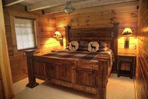 Alquiler Vacacional - Secluded cabin on 16 acres! New hot tub and king bed.