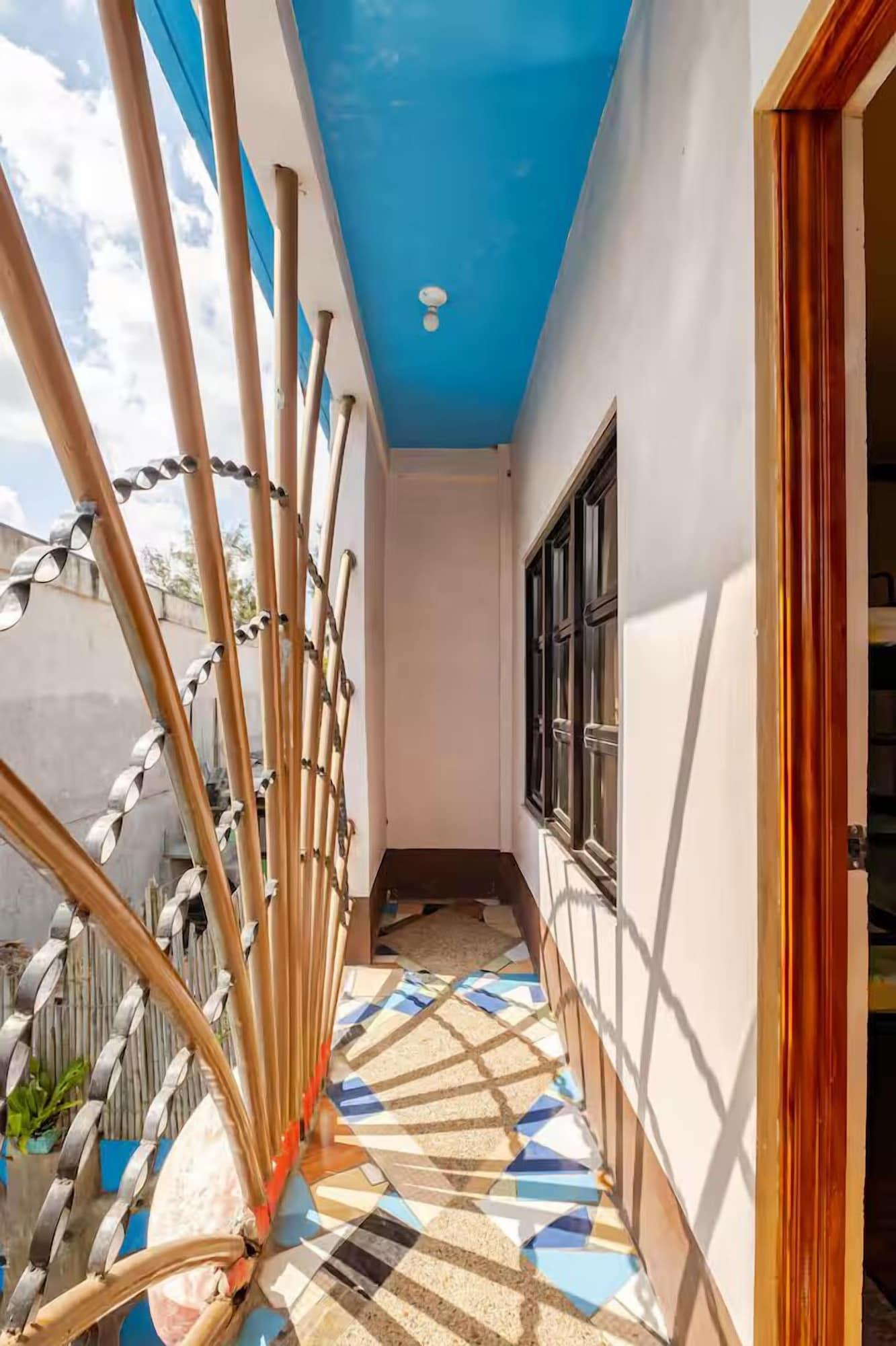 Vista Exterior Ross Rose Budget Hotel