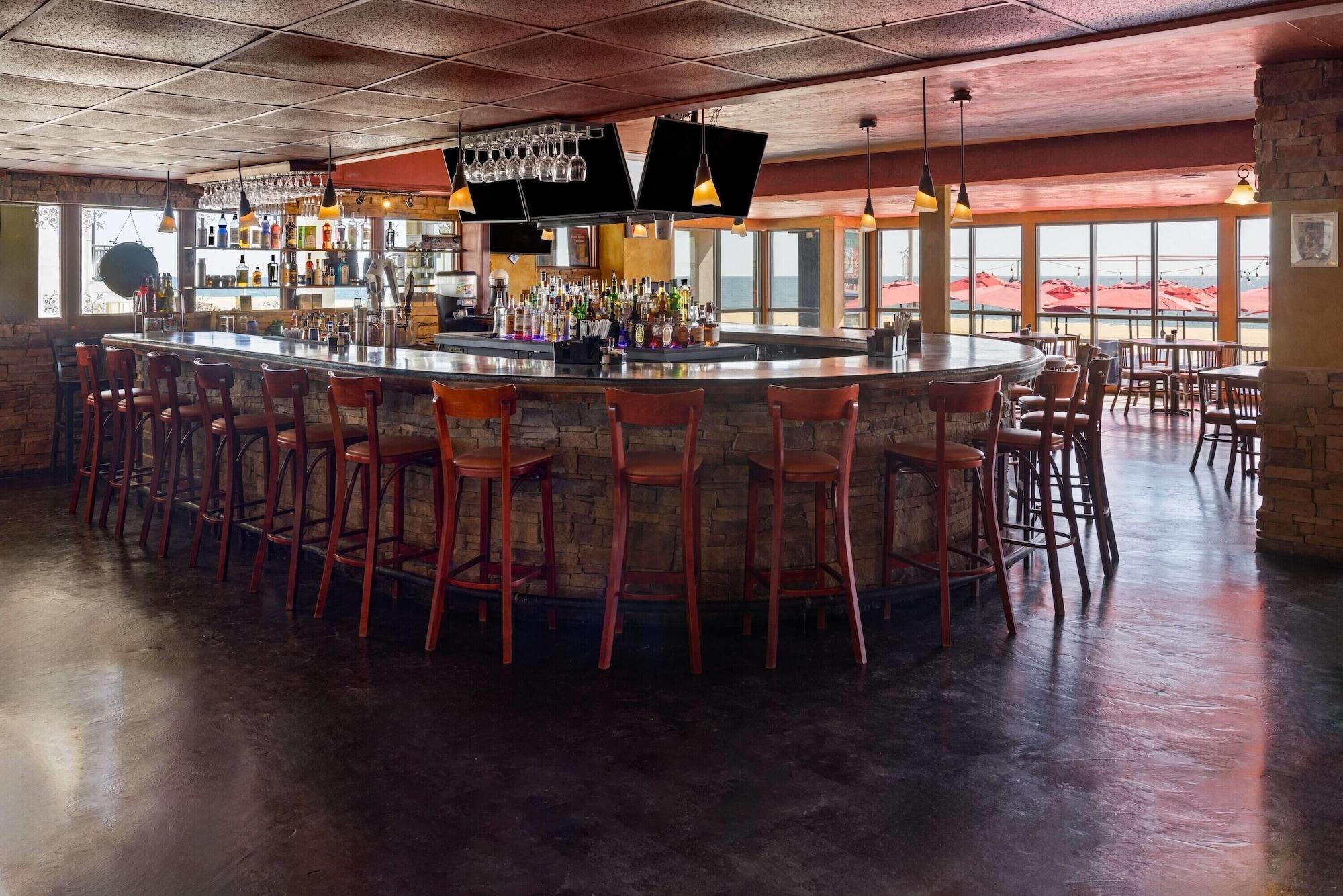 Bar/Salón Howard Johnson Plaza Hotel by Wyndham Ocean City Oceanfront