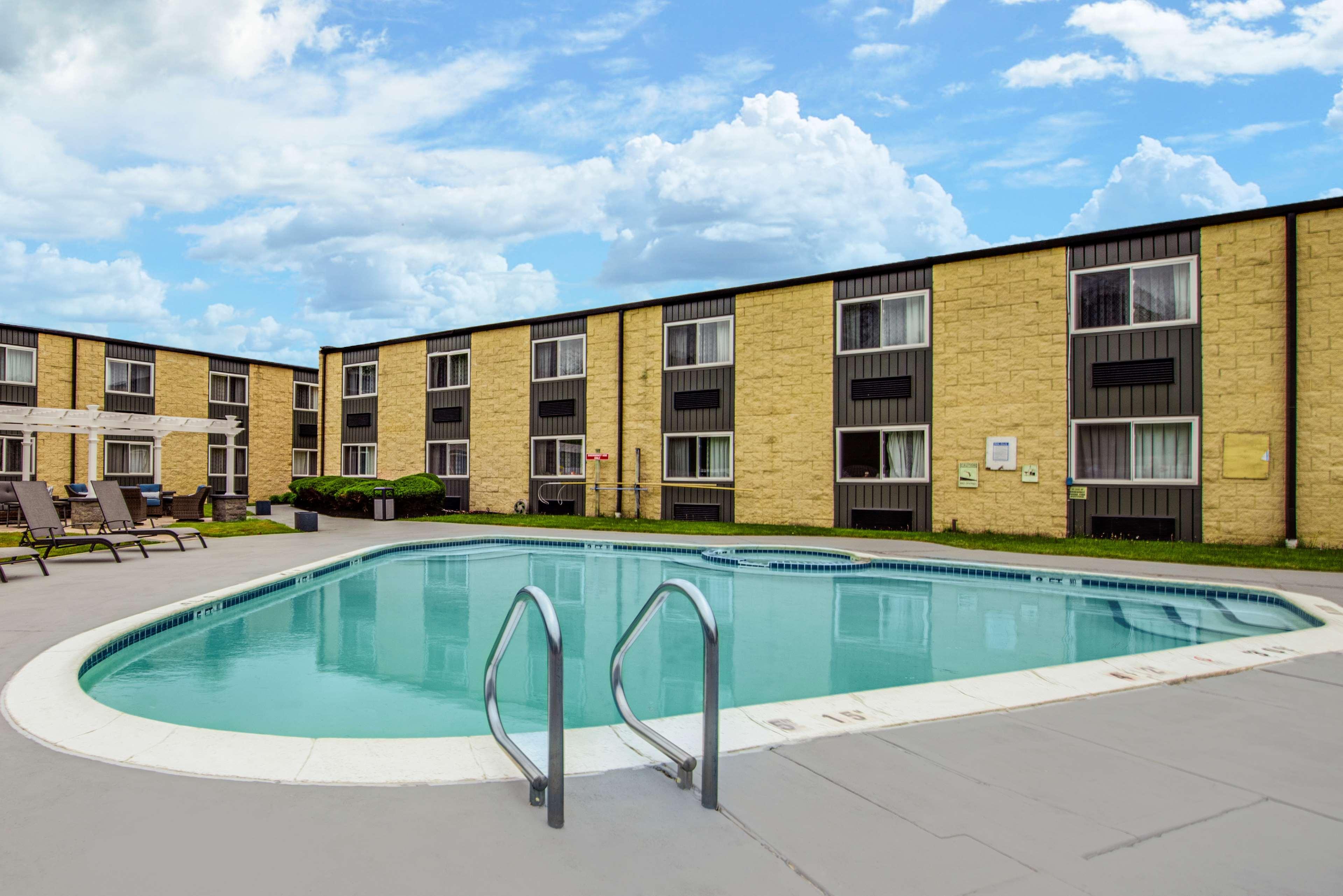 Vista Piscina SureStay Plus Hotel by Best Western McGuire AFB Jackson