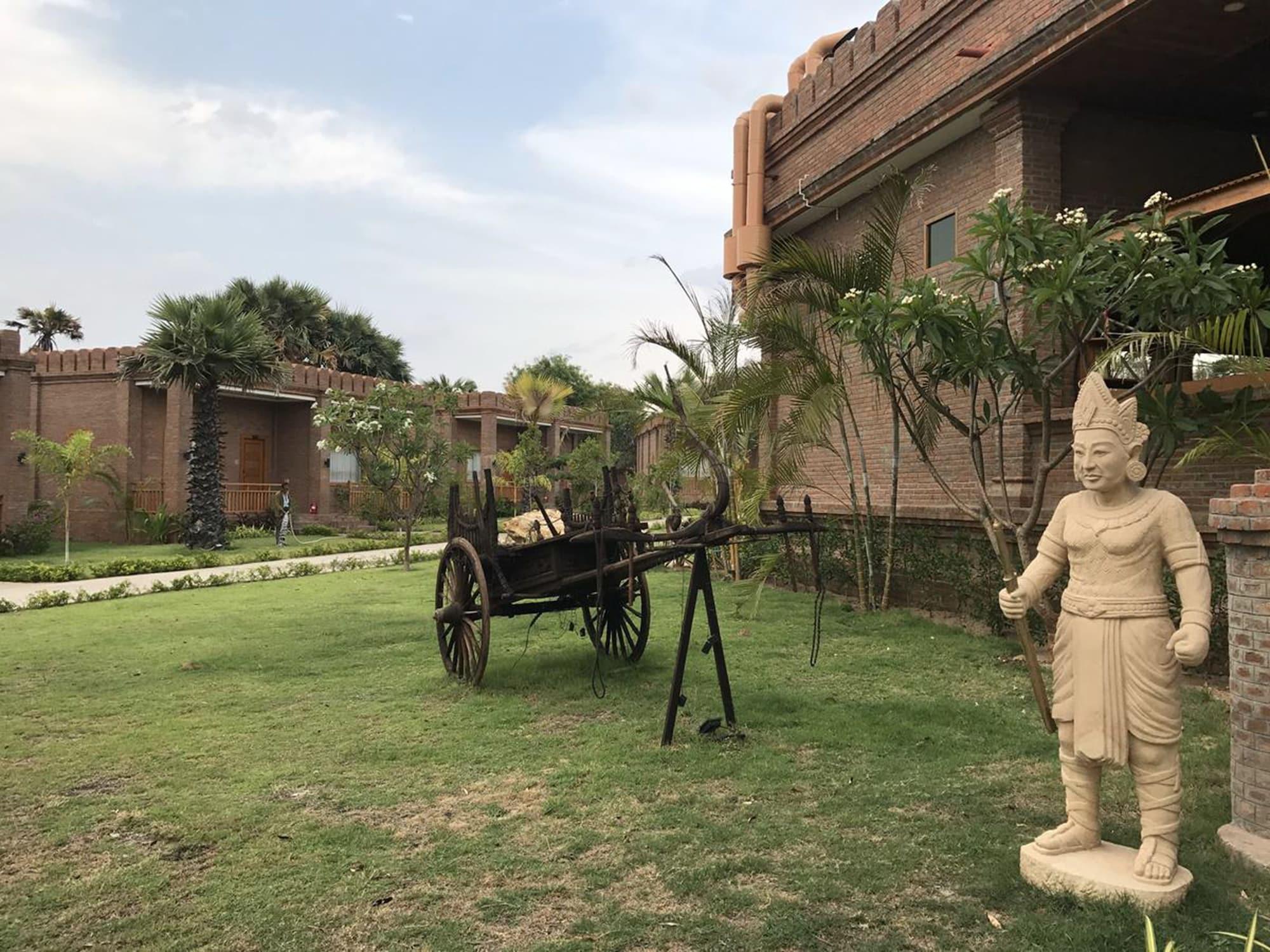 Vista Exterior Famous Hotel Bagan 2