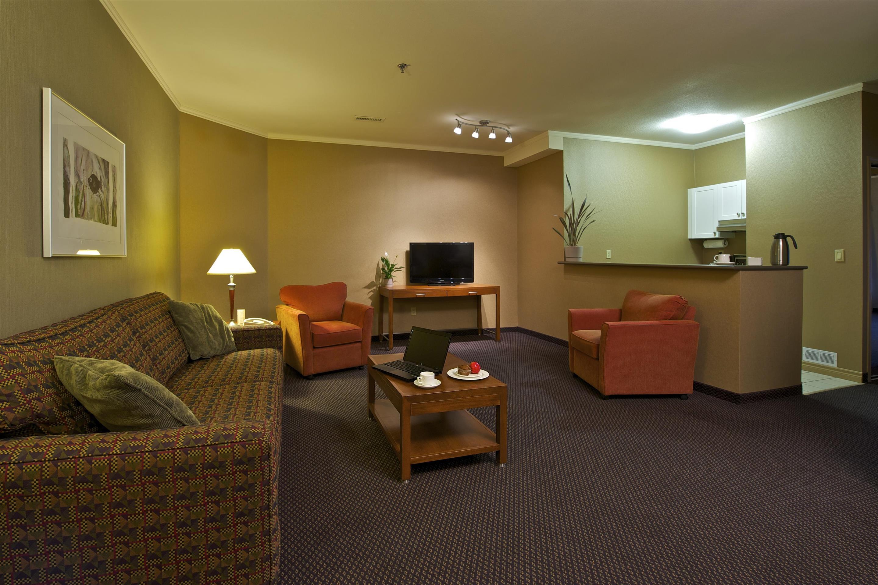 Vista Lobby Coast Tsawwassen Inn